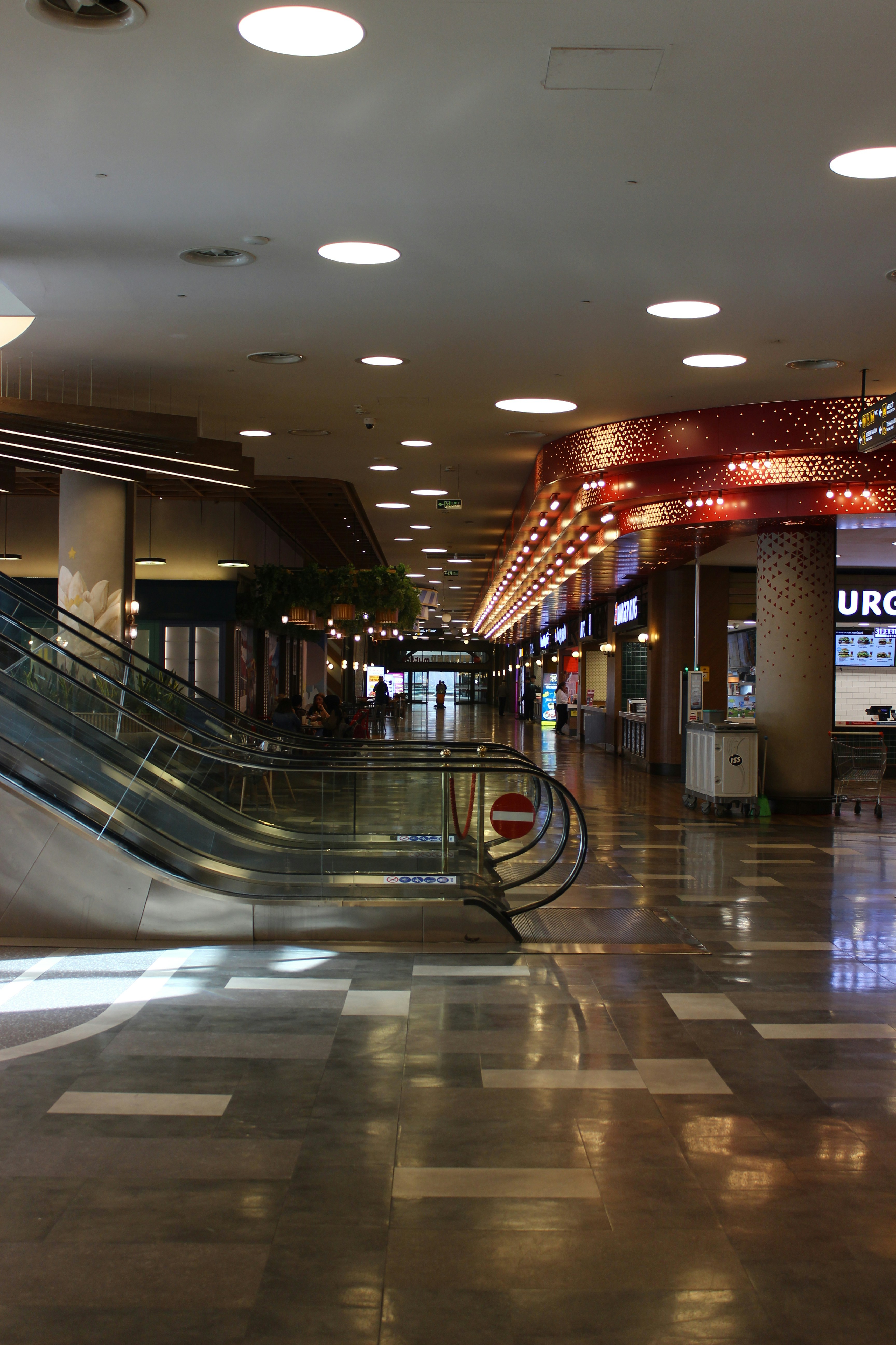 modern retail interior, wallpaper, Bisnis Hermanto Tanoko: Strategi dan Peluang Sukses 3