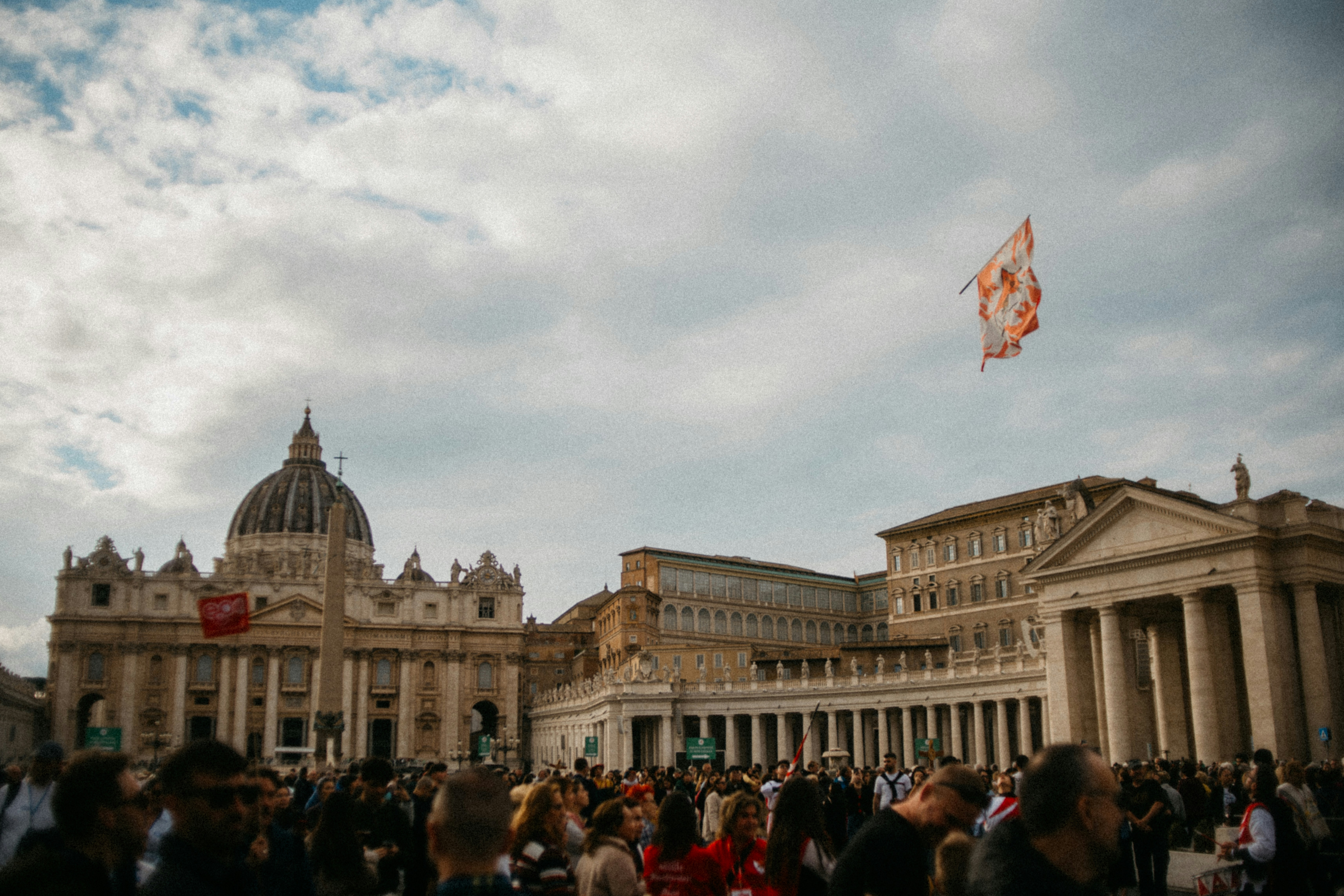 Basílica de São Pedro com uma bandeira hasteada