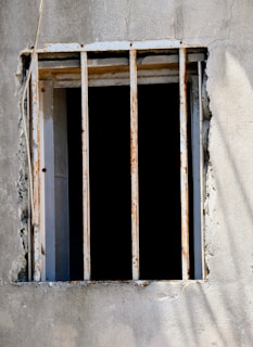 janela pequena com ferros verticais