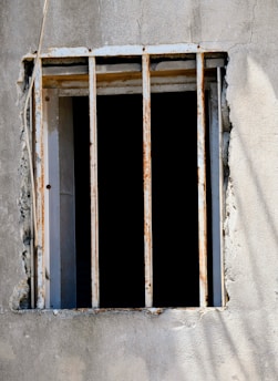 janela pequena com ferros verticais