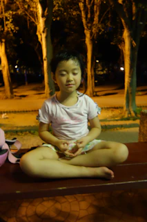 niña meditando para poder encontrase con sus emociones