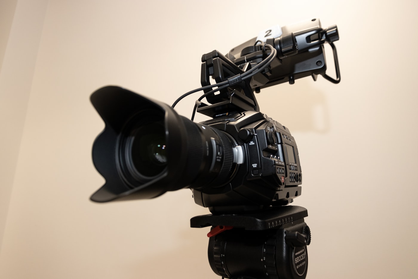 Professionelle Videokamera auf Stativ