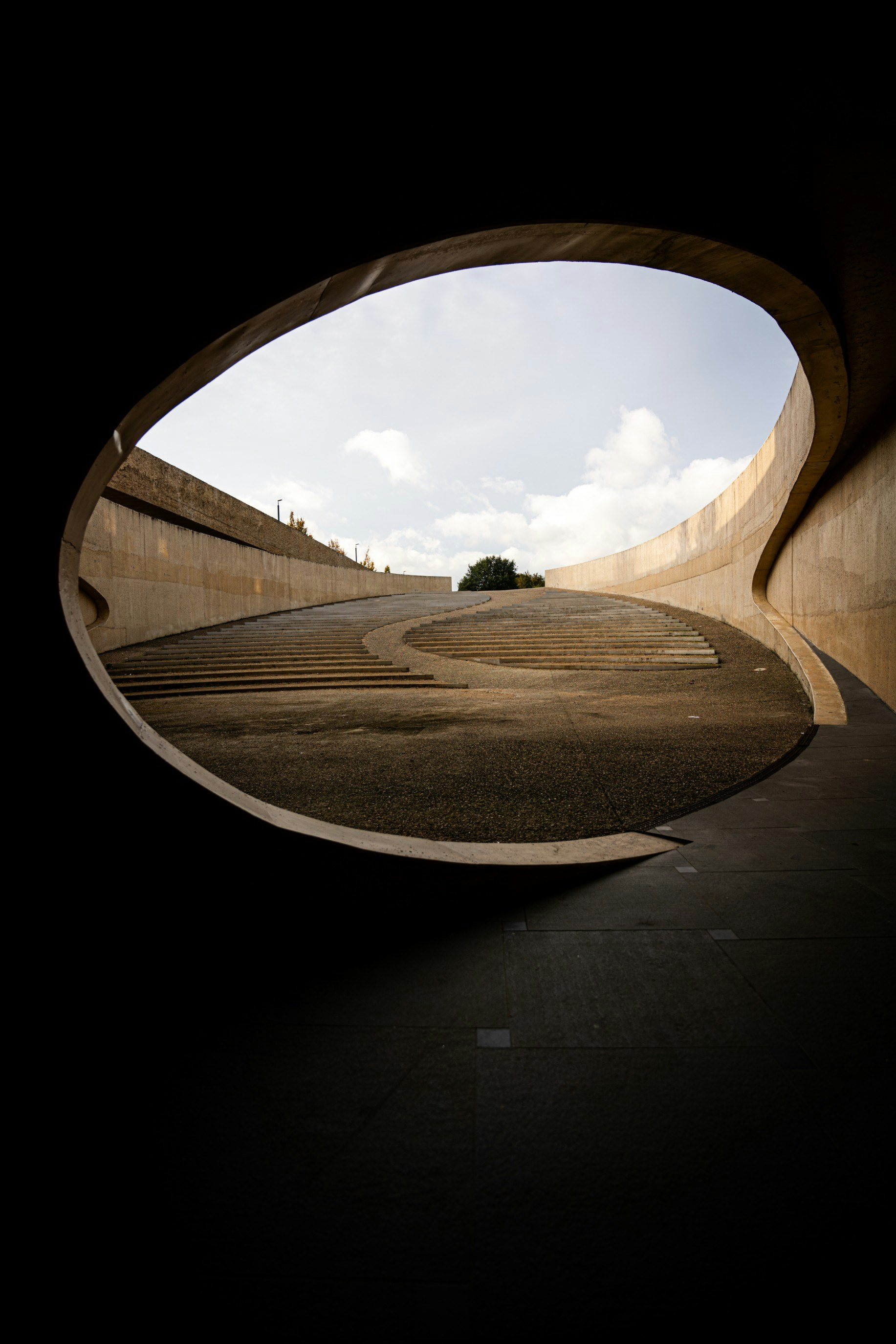 Estrutura arquitetônica moderna com vista para o céu