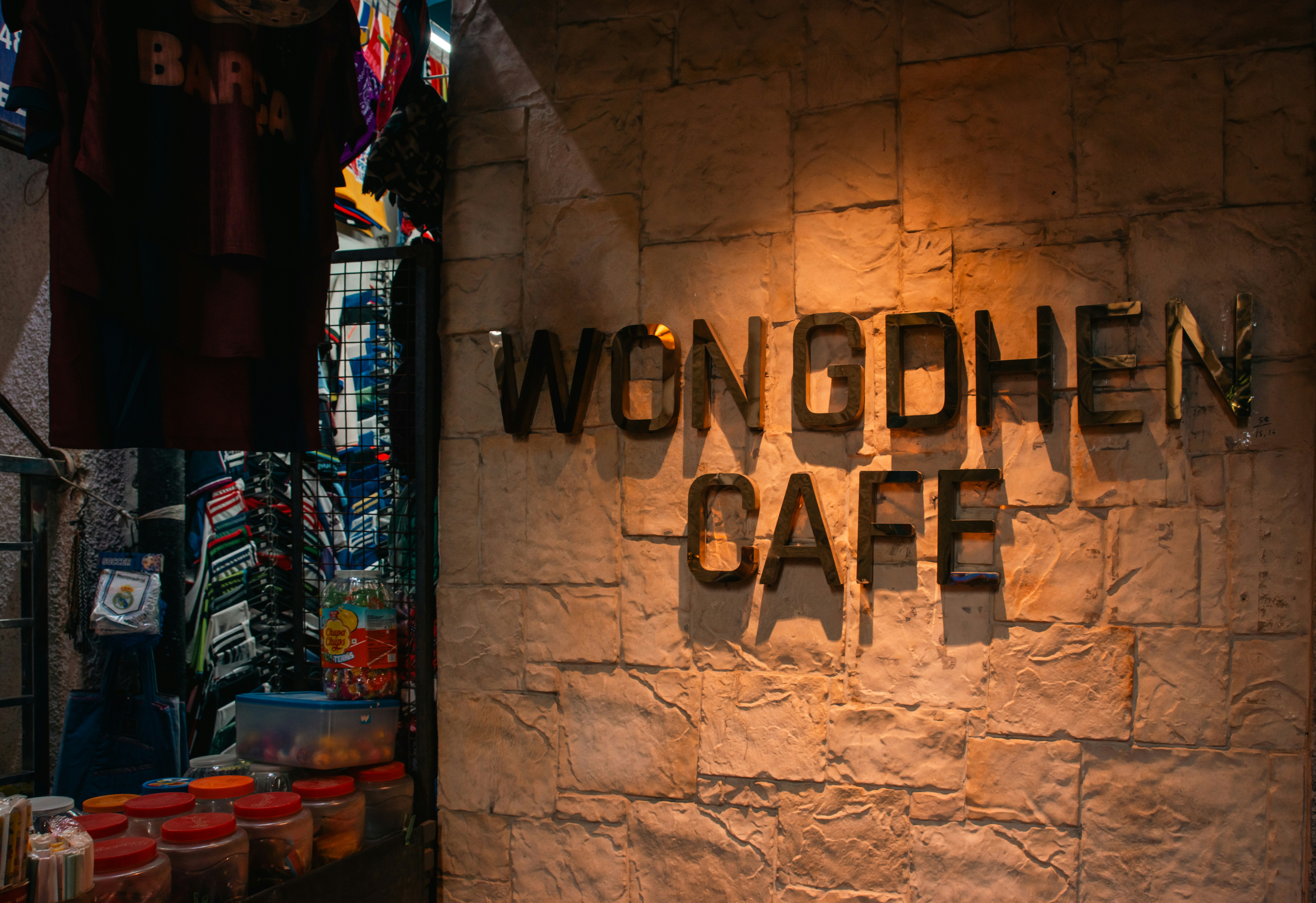WONGDHEN CAFE sign