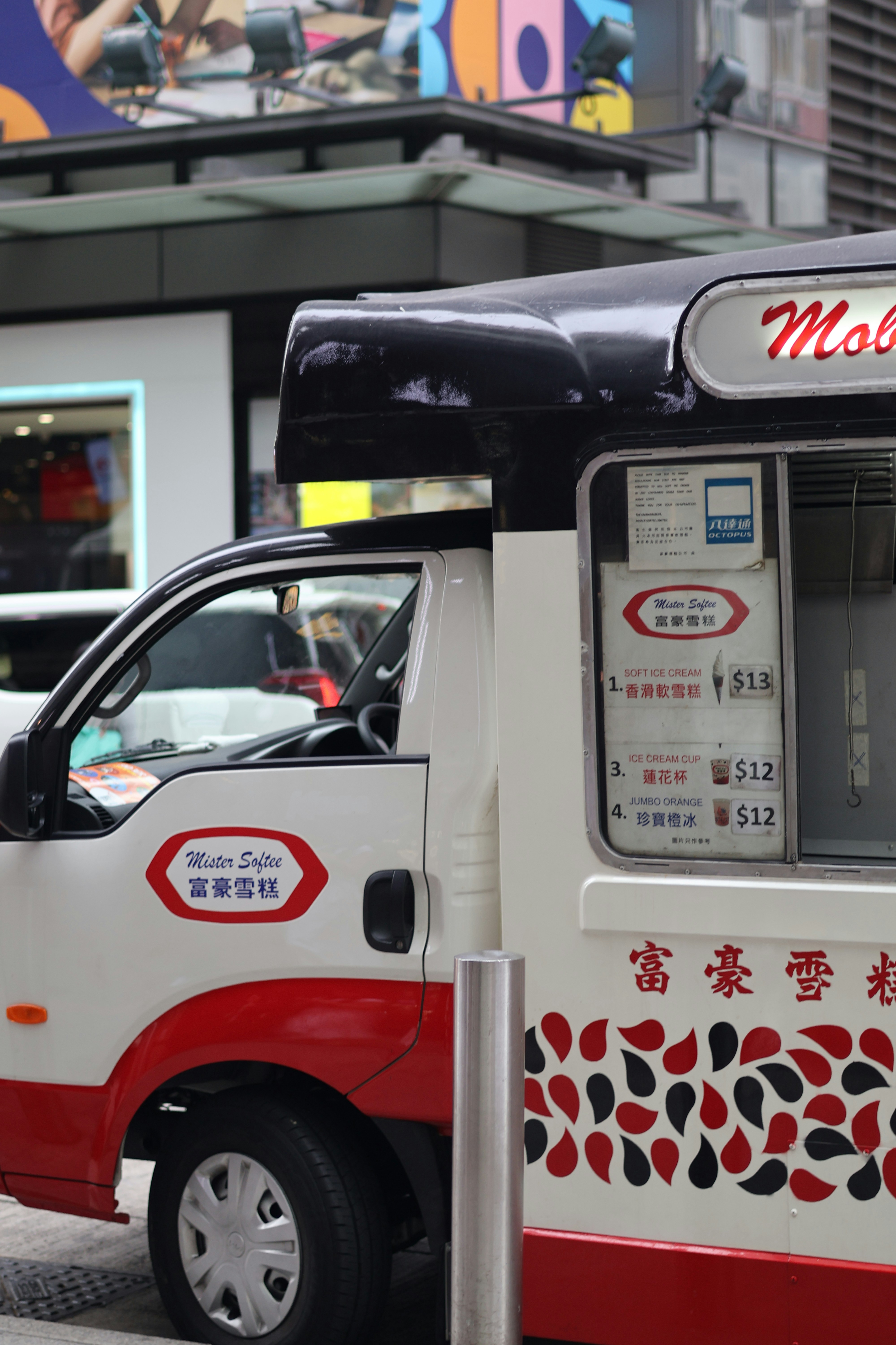 Ein weiß-roter Foodtruck mit chinesischer Schrift.