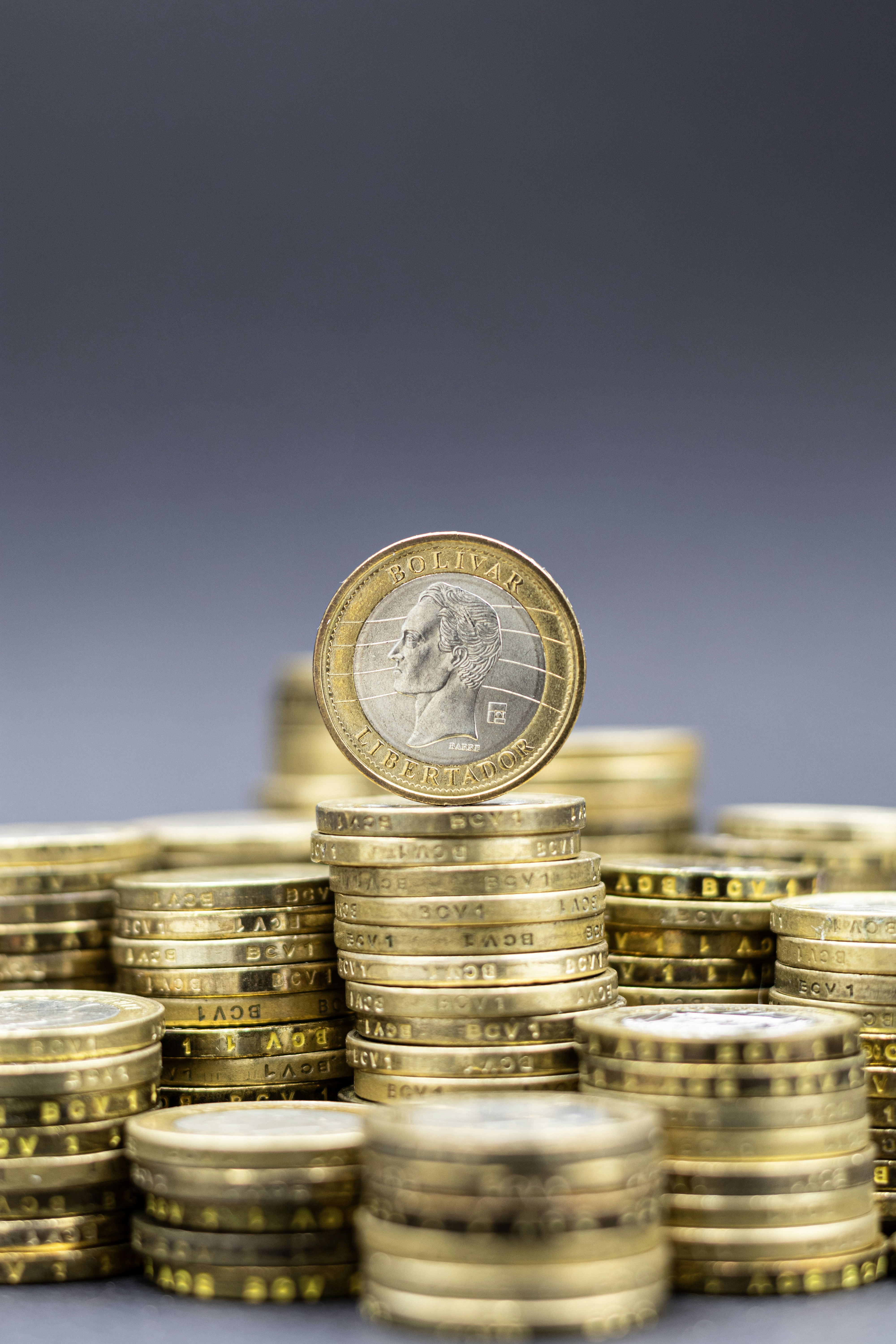 위에 동전 하나가 있는 금화 더미