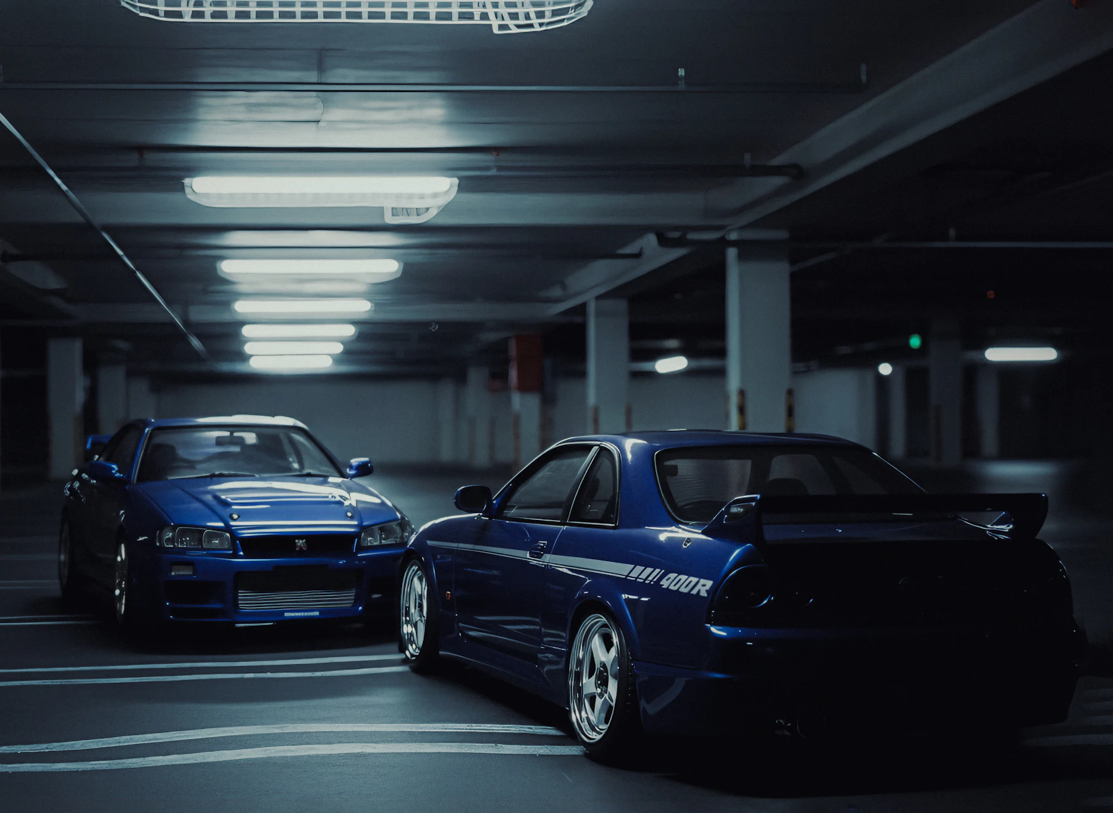 Два Nissan Skyline GT-R на подземной парковке