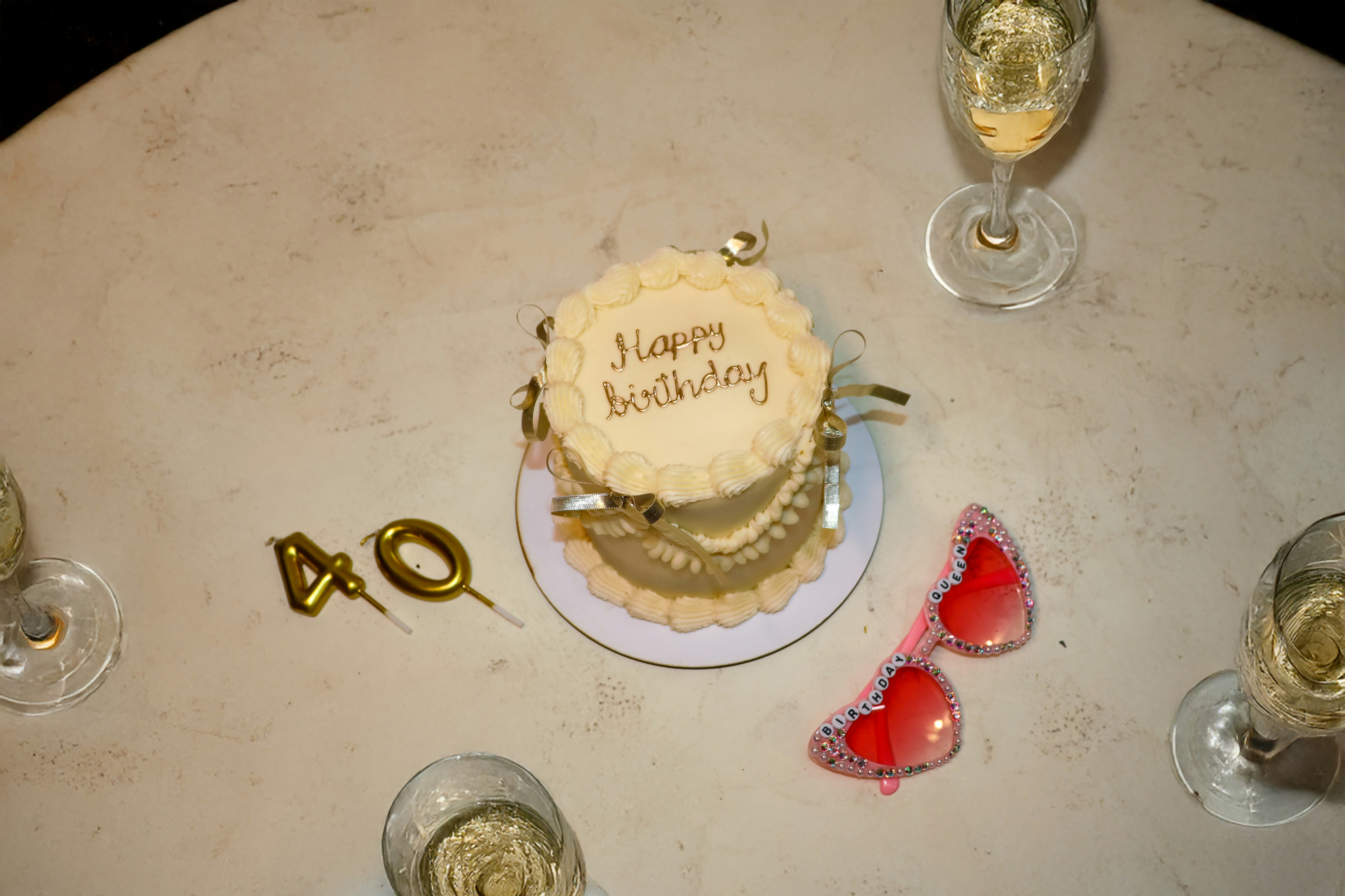 Geburtstagstorte mit "Happy Birthday" und Nummer 40.