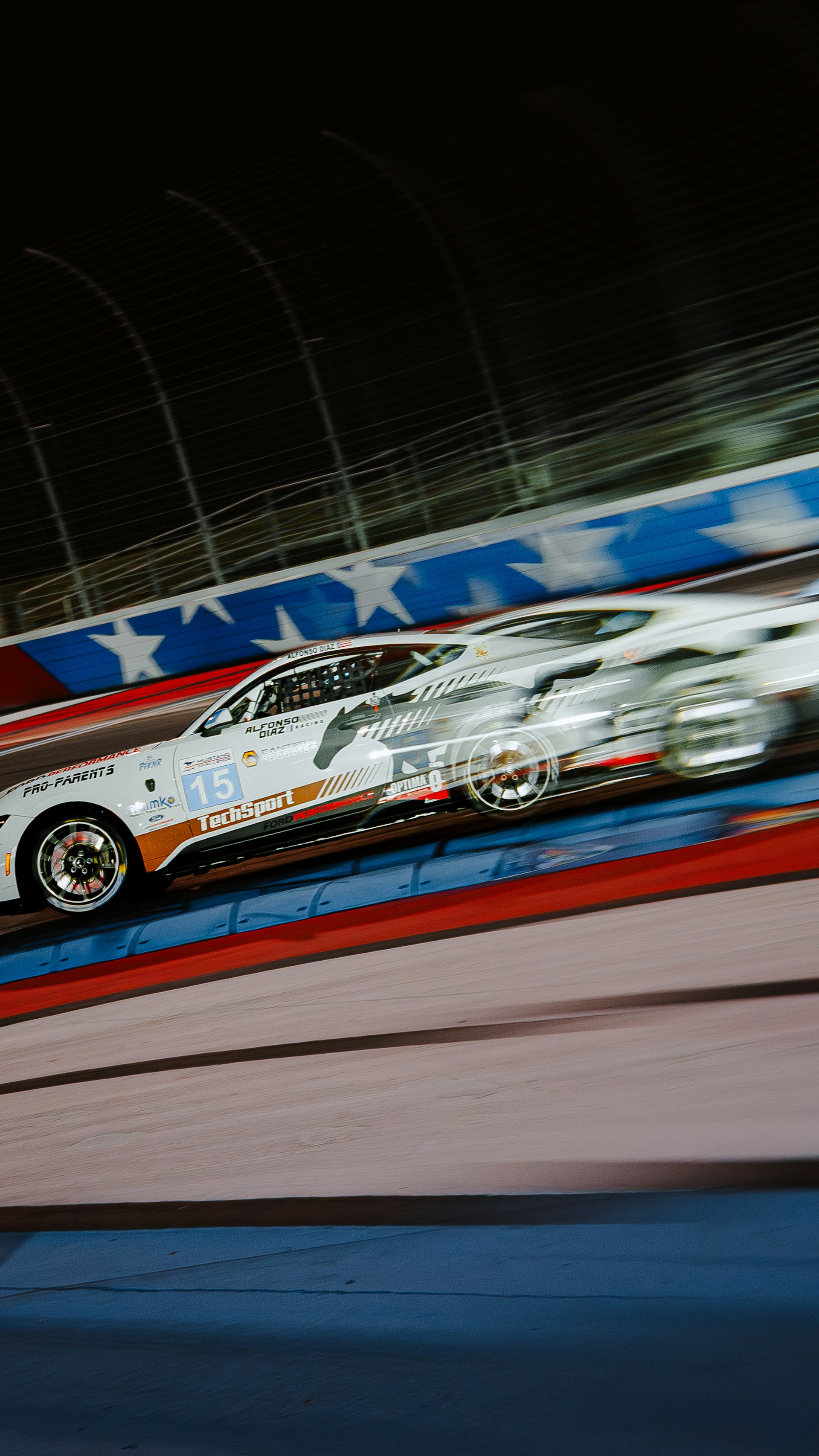 夜のサーキットを疾走するレースカー