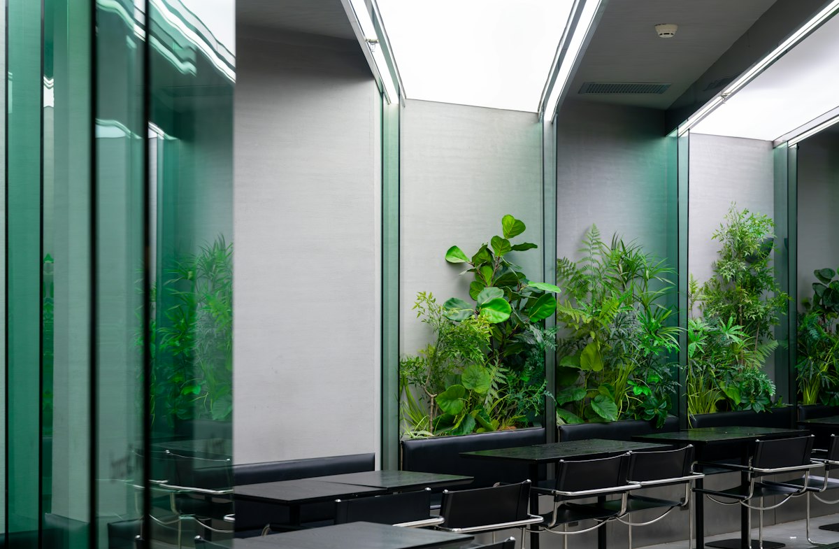 Parede Verde Viva: Por Que o Jardim Vertical Interno Virou Elemento Central da Decoração de Alto Padrão