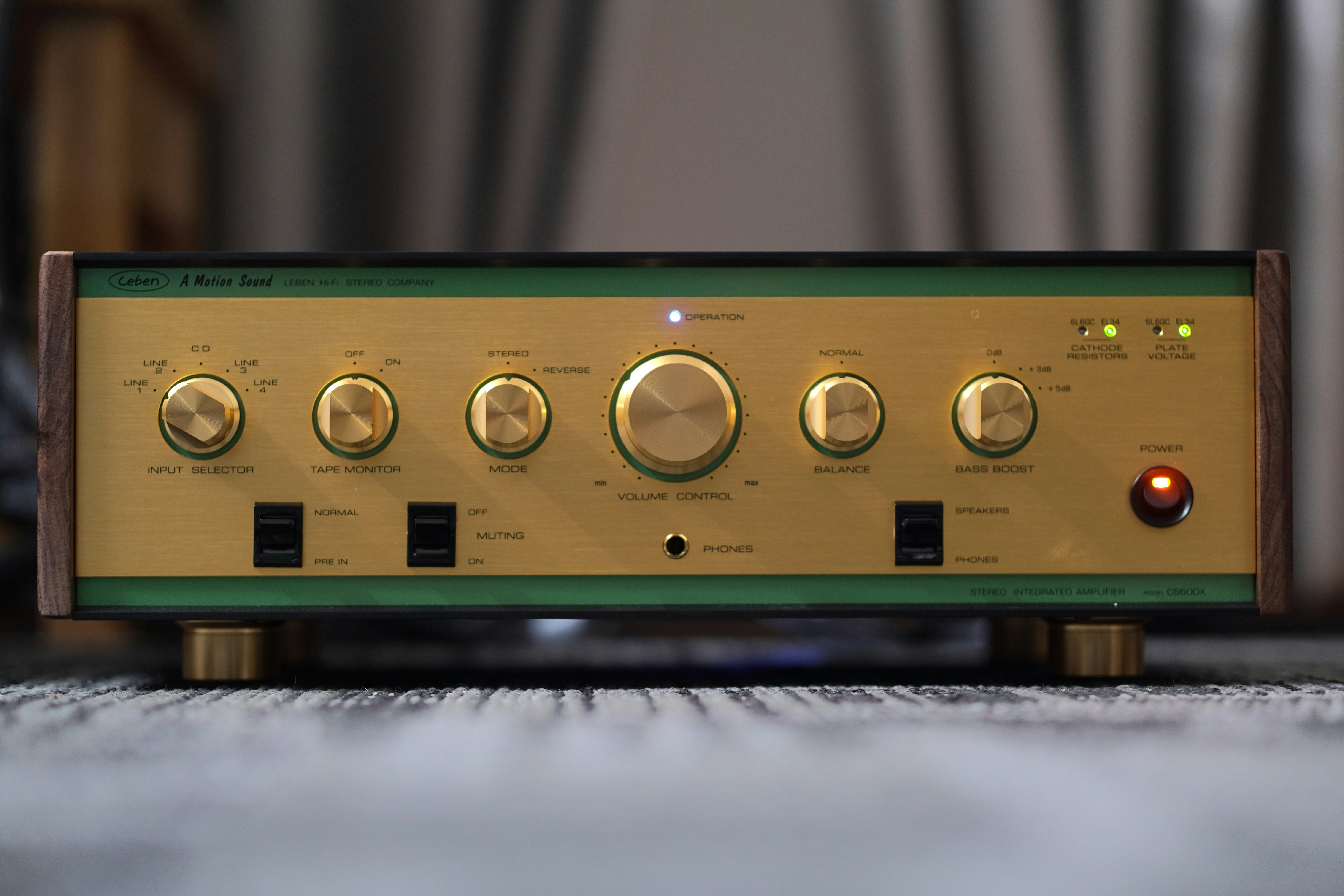 Vintage audio amplifier with gold knobs and green trim