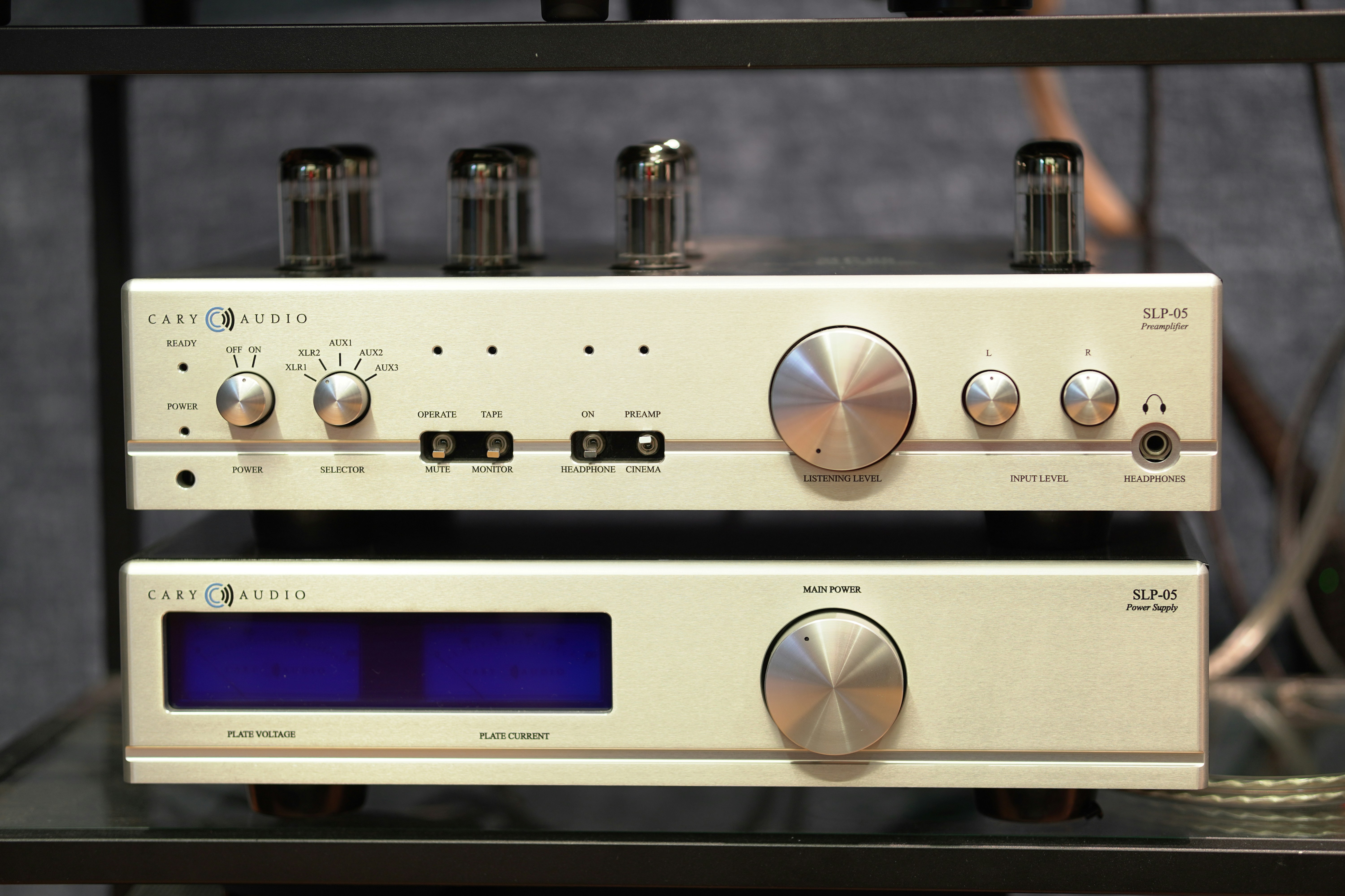 Dos componentes de audio de alta fidelidad apilados juntos.