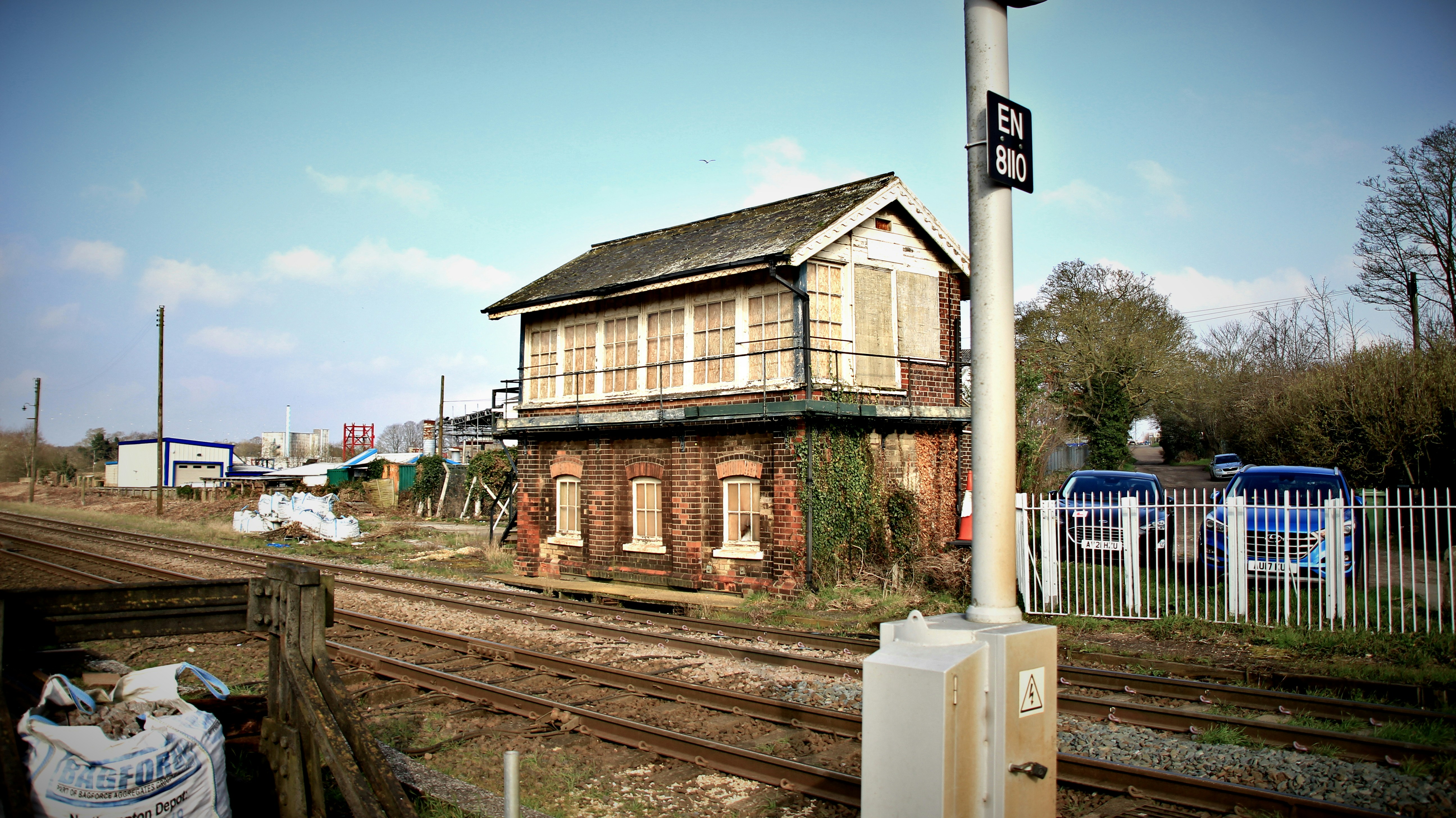 Antigua caja de señales ferroviarias junto a las vías