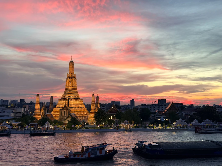 Chùa Wat Arun bên sông Chao Phraya, Bangkok