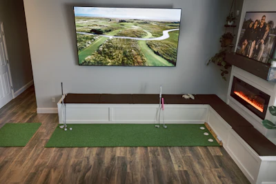 Indoor simulator with screen