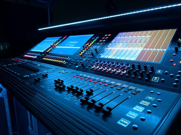 Leuchtende Anzeigen einer professionellen Audio-Konsole
