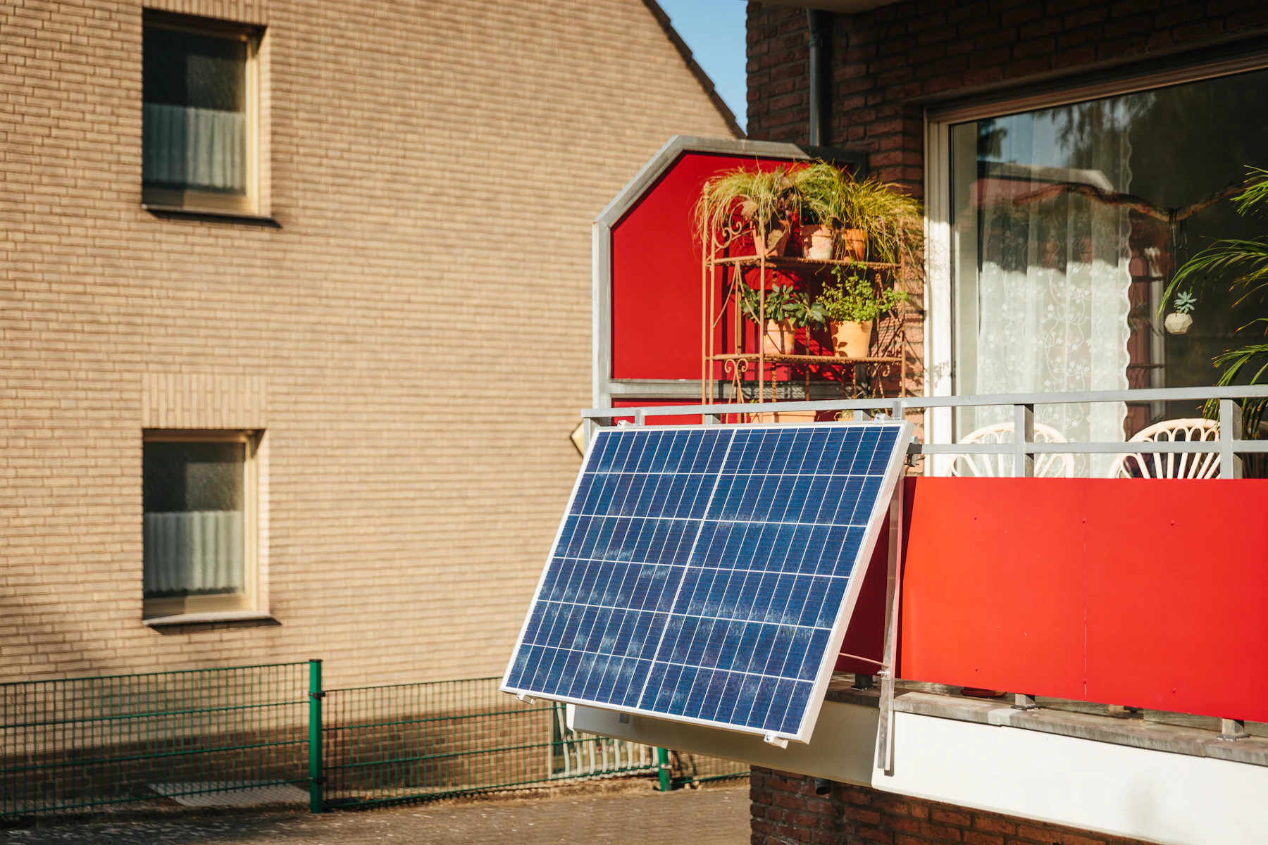 Kit panneau solaire plug & play : légal ?