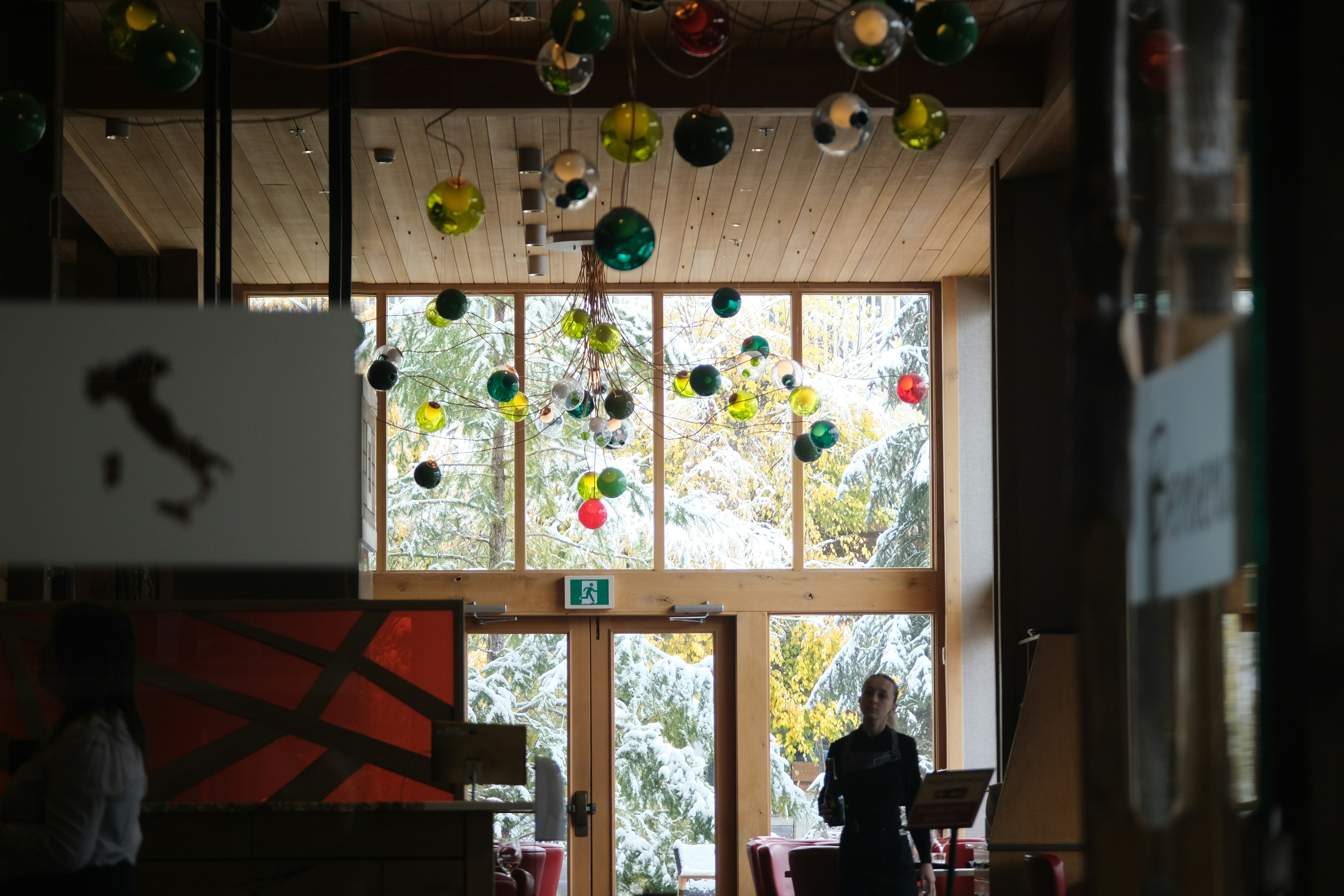 Staff Experience in 2026: Integrated Workwear, Real‑Time Lighting Ops and Training for Front Desk Teams