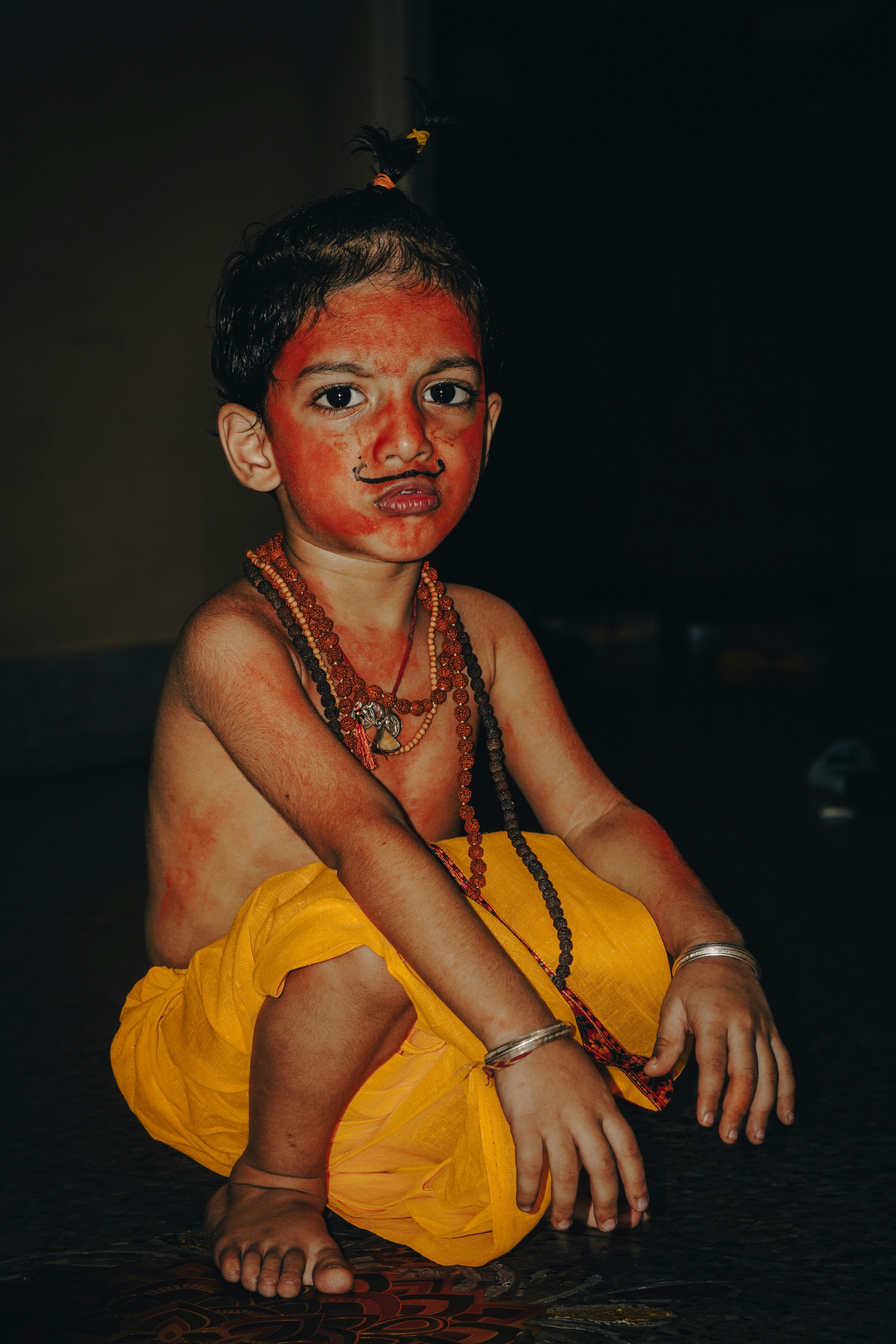 menino jovem, com, rosto, pintura, e, amarelo, dhoti