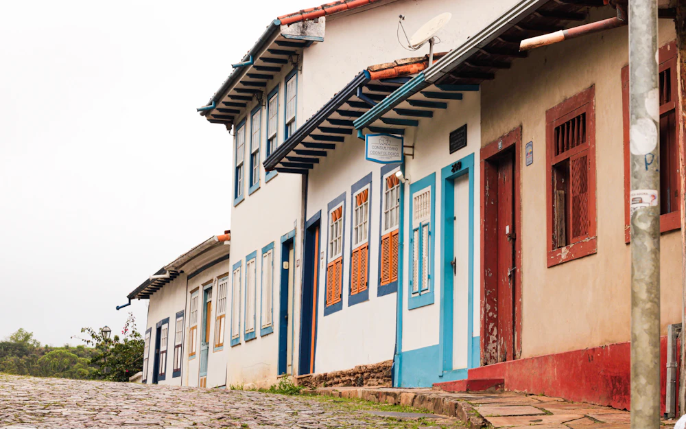 Façades colorées d'une rue à l'architecture afro-brésilienne
