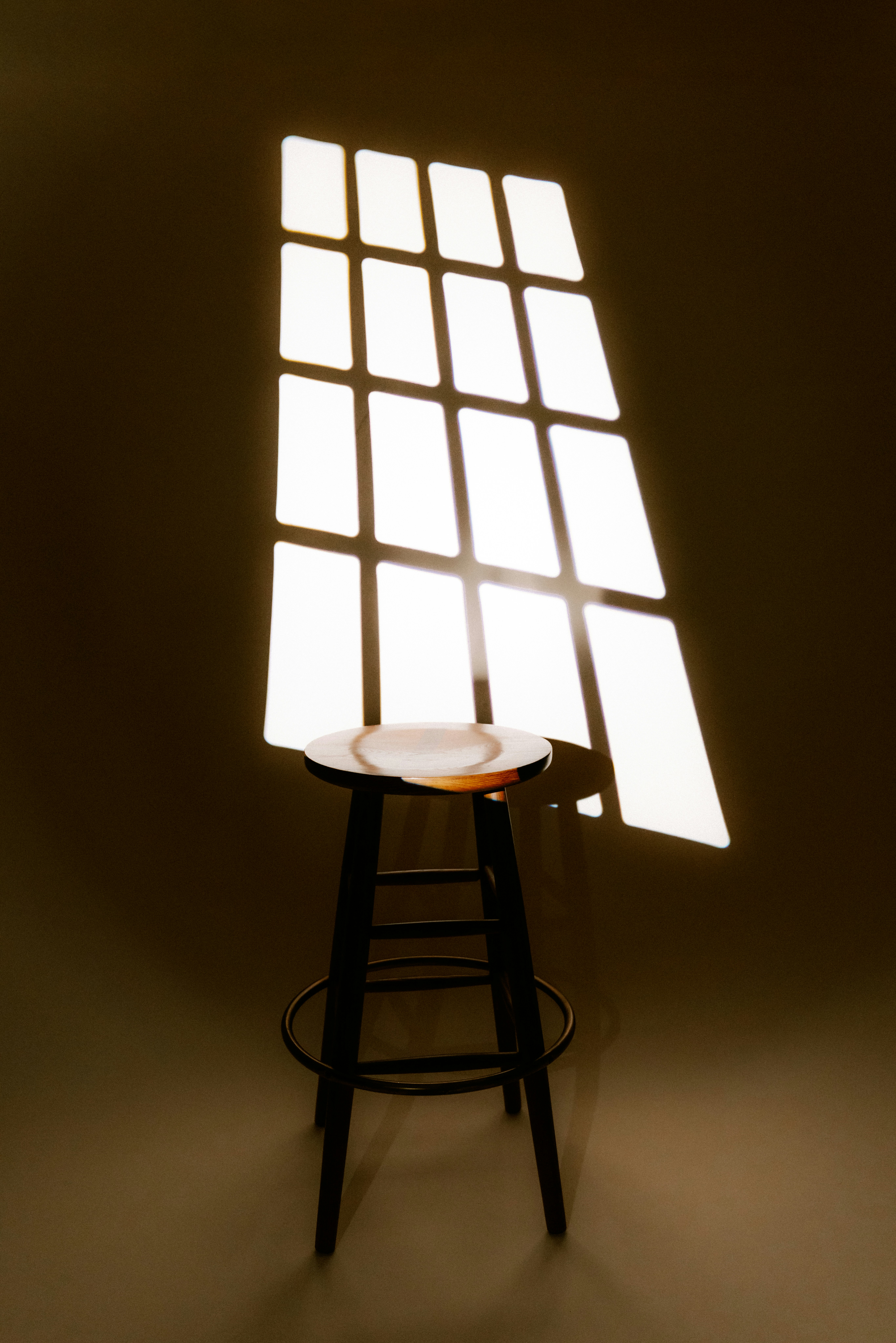 窓から太陽の光を浴びたスツール。