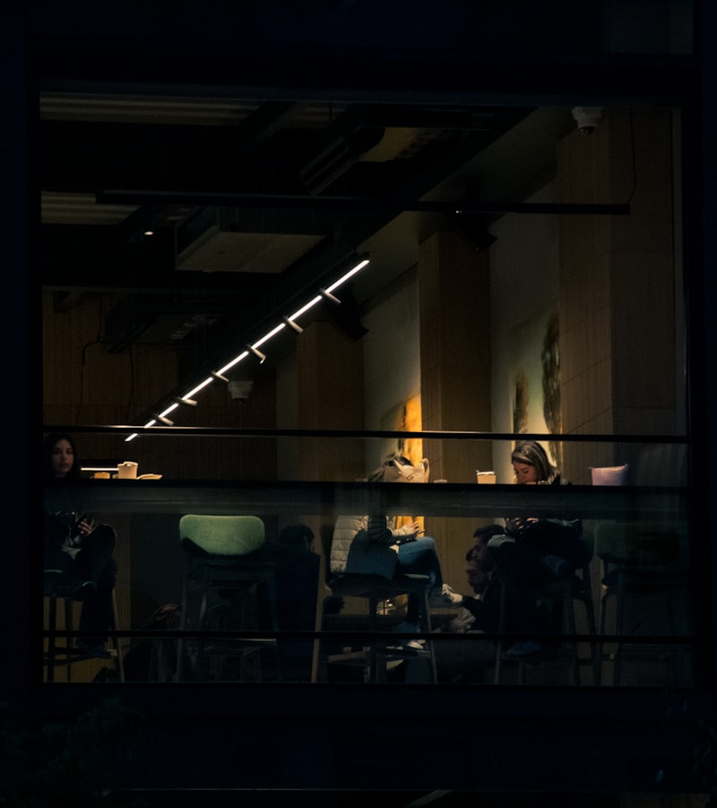 어두운 바에서 책을 읽는 사람의 뒷모습 &mdash; 오르페옹 무드