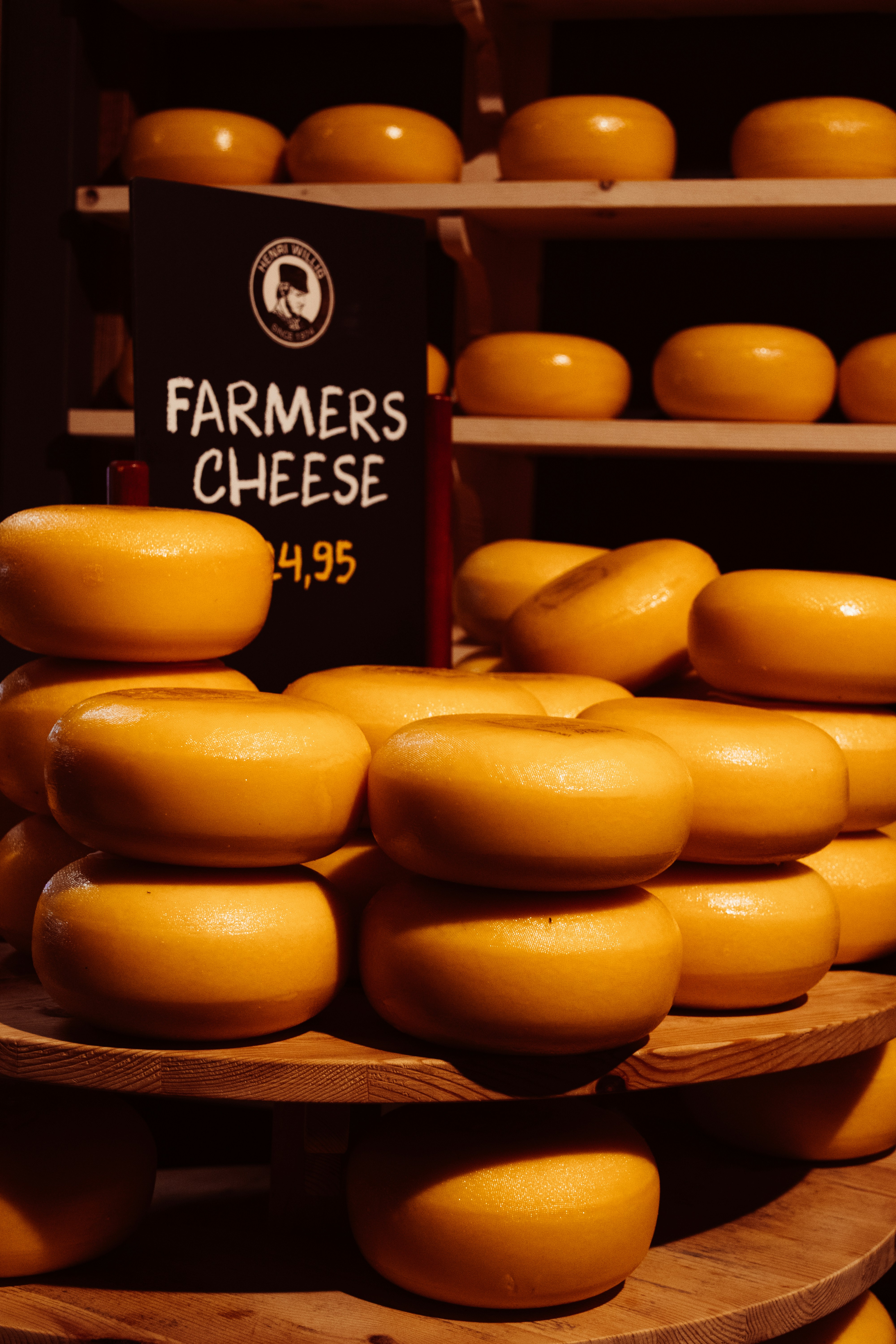 Bauernkäse auf Rädern in Regalen gestapelt