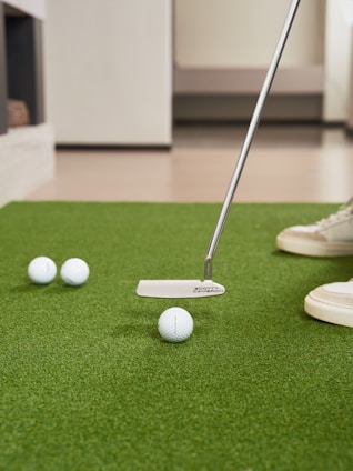 Putting golf balls on a green carpet indoors