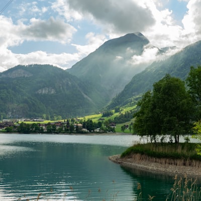 Ägerisee bei Unterägeri – Ruhiger Bergsee umgeben von grünen Hügeln und Wäldern im Kanton Zug