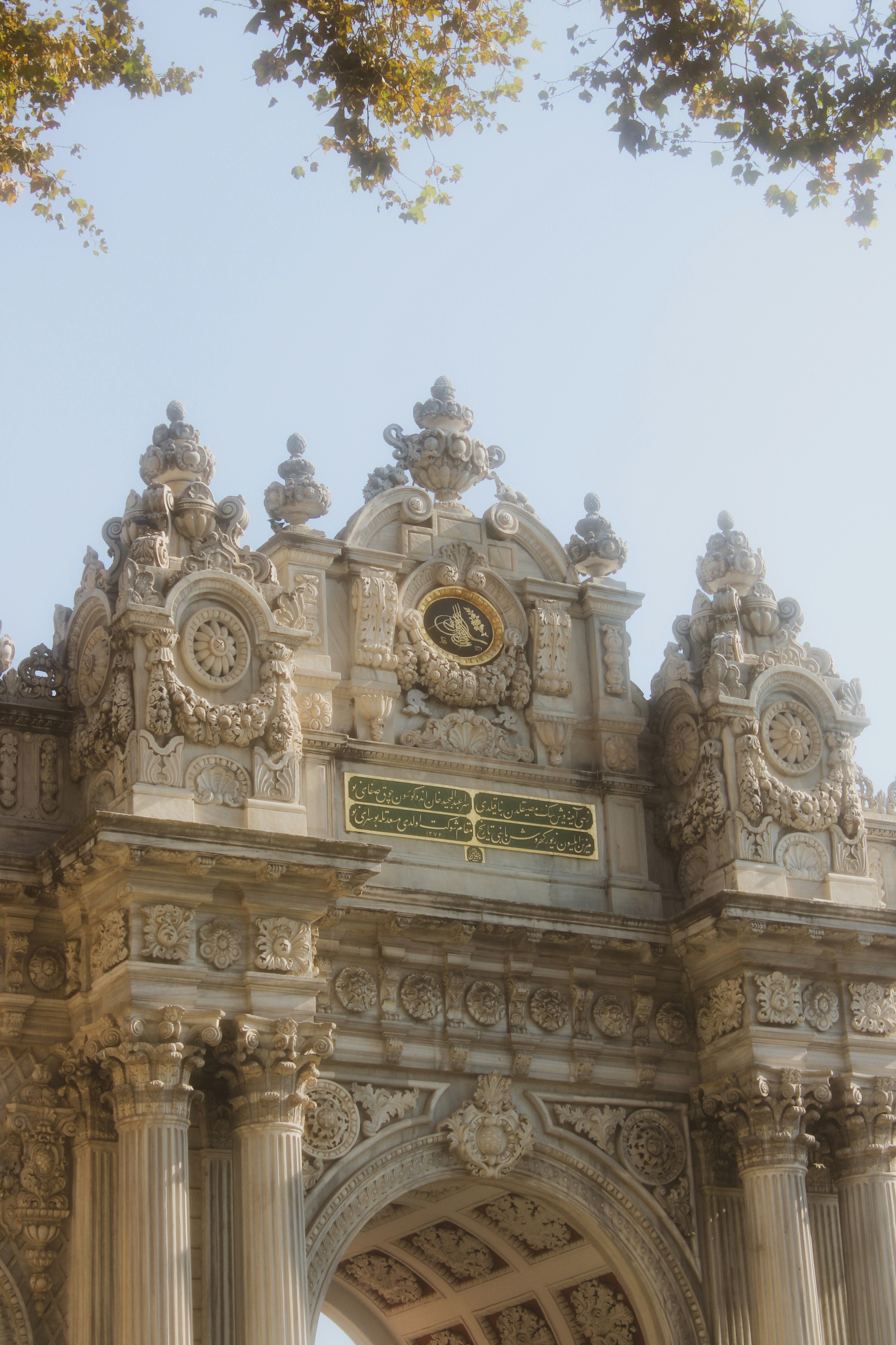 Arco de piedra ornamentado con tallas y follaje intrincados.