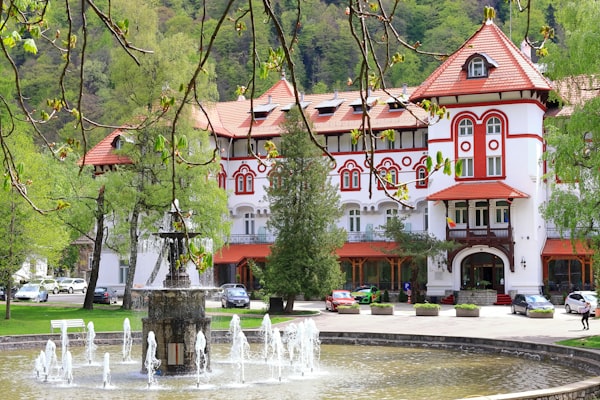 Plan a classic seven day week trip for amazing sightseeing tours in the world's best cities. trip itinerary