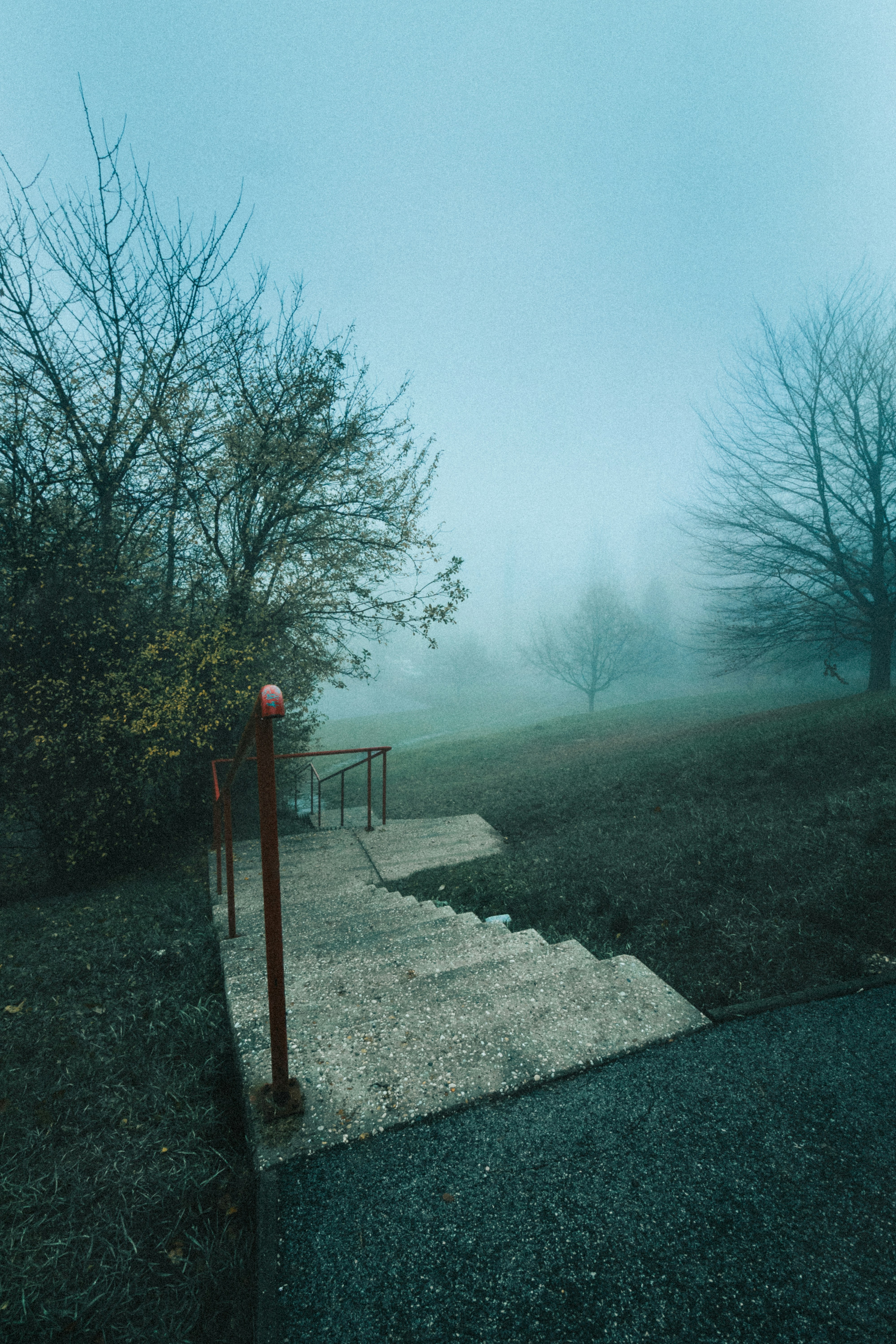 コンクリートの階段を下りると、霧のかかった荒涼とした風景が広がります。