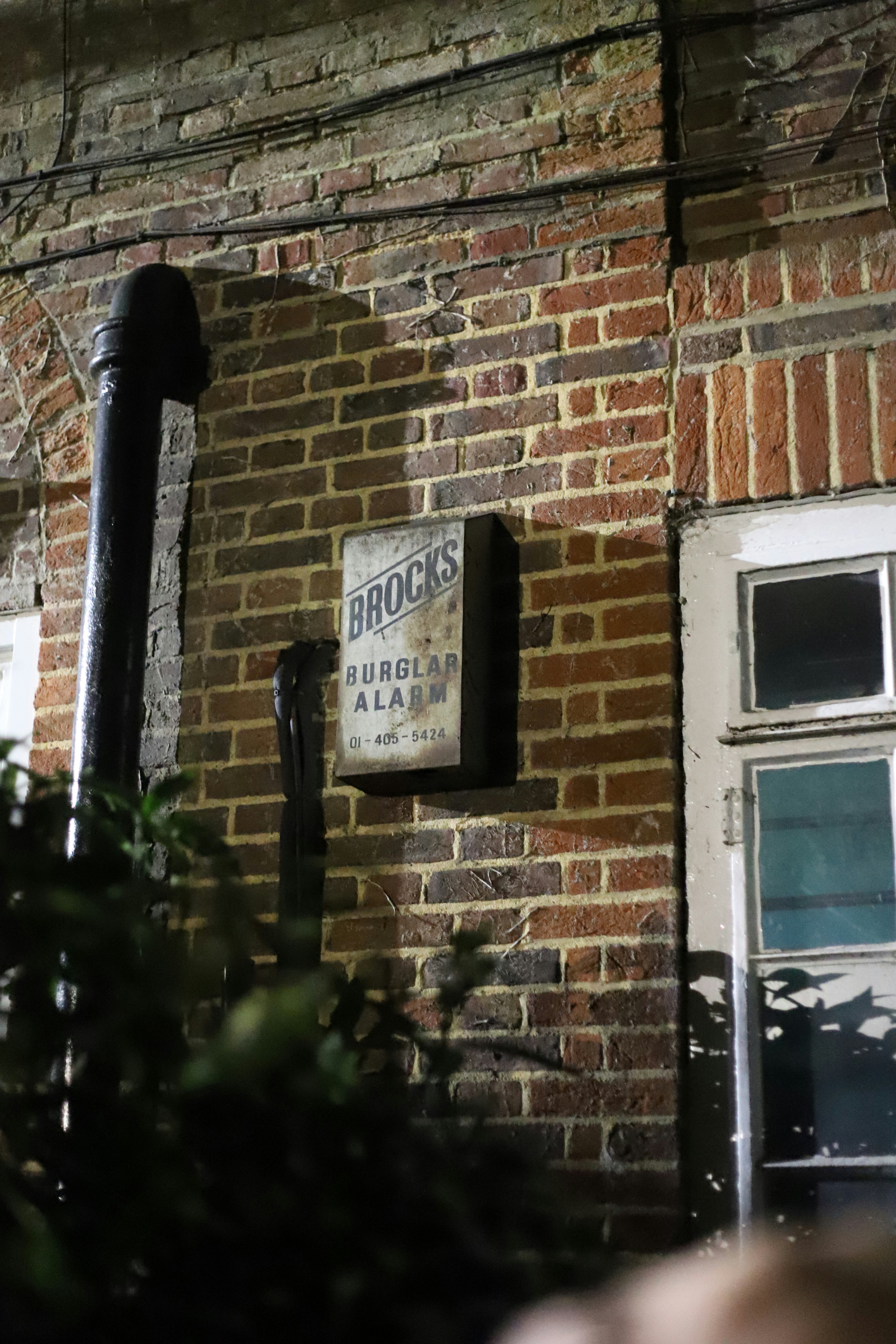 Vieille boîte d’alarme antivol brocks sur mur de briques