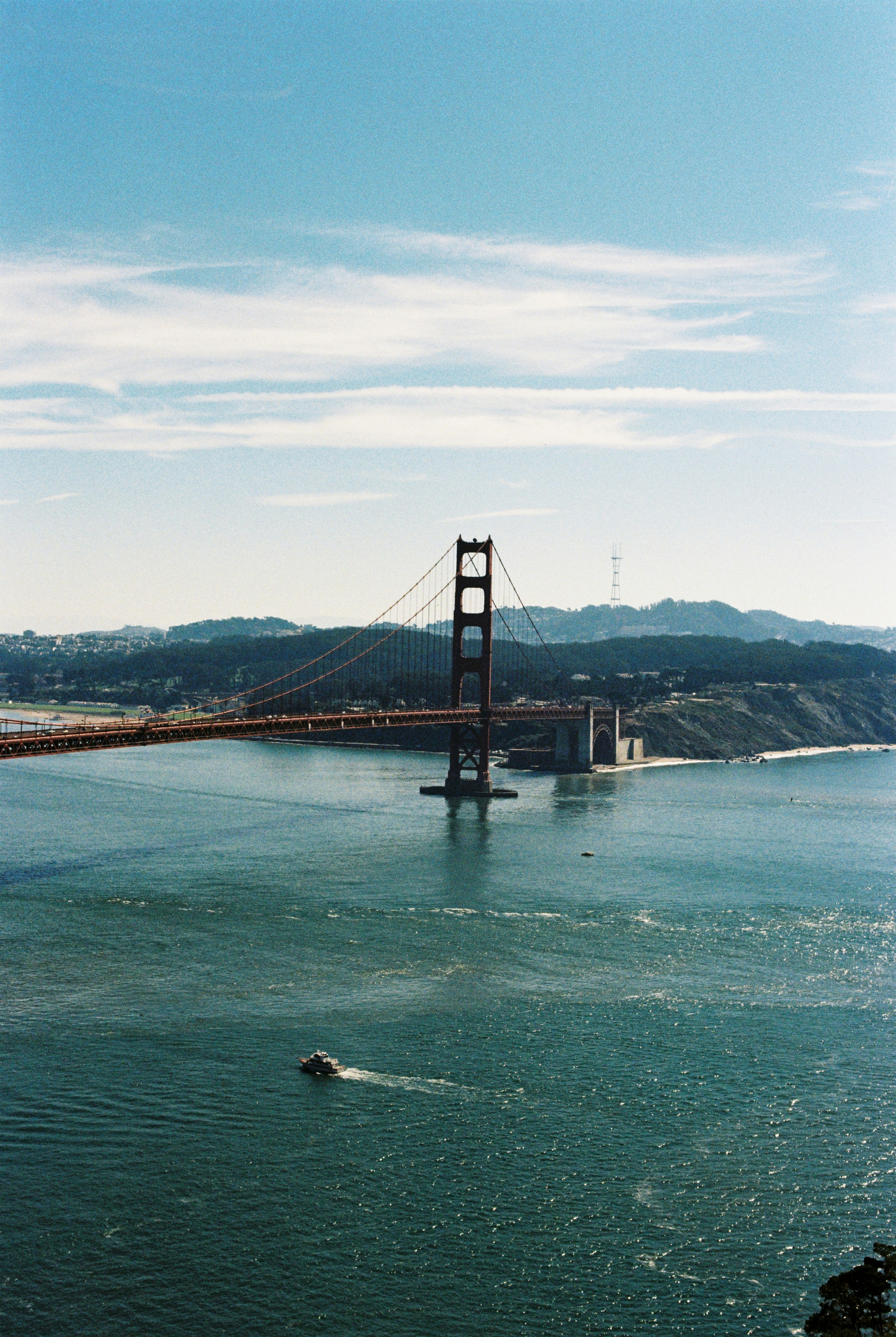Die Golden Gate Bridge überspannt eine Bucht mit einem Boot.