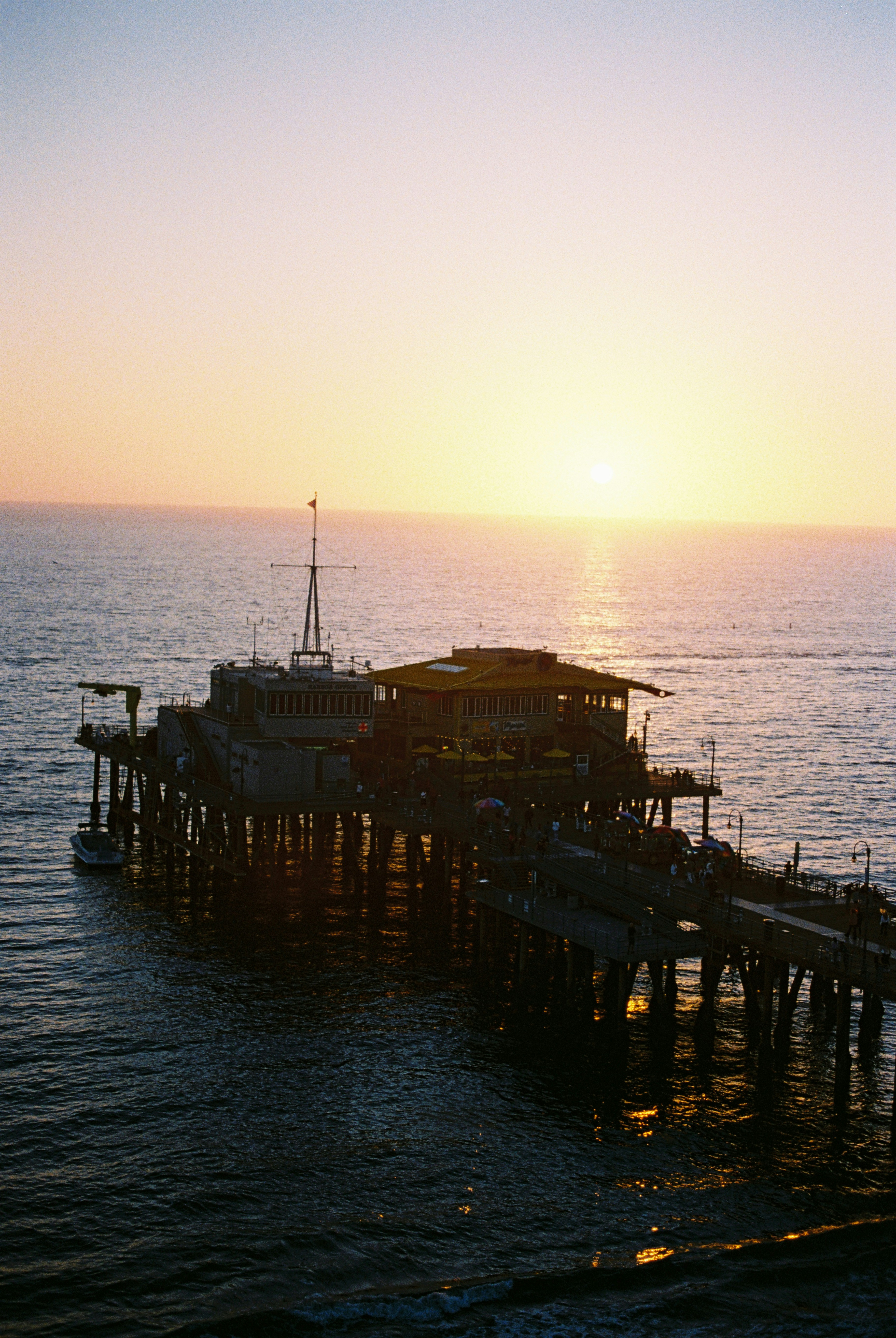 Sonnenuntergang über einem Pier über dem Meer
