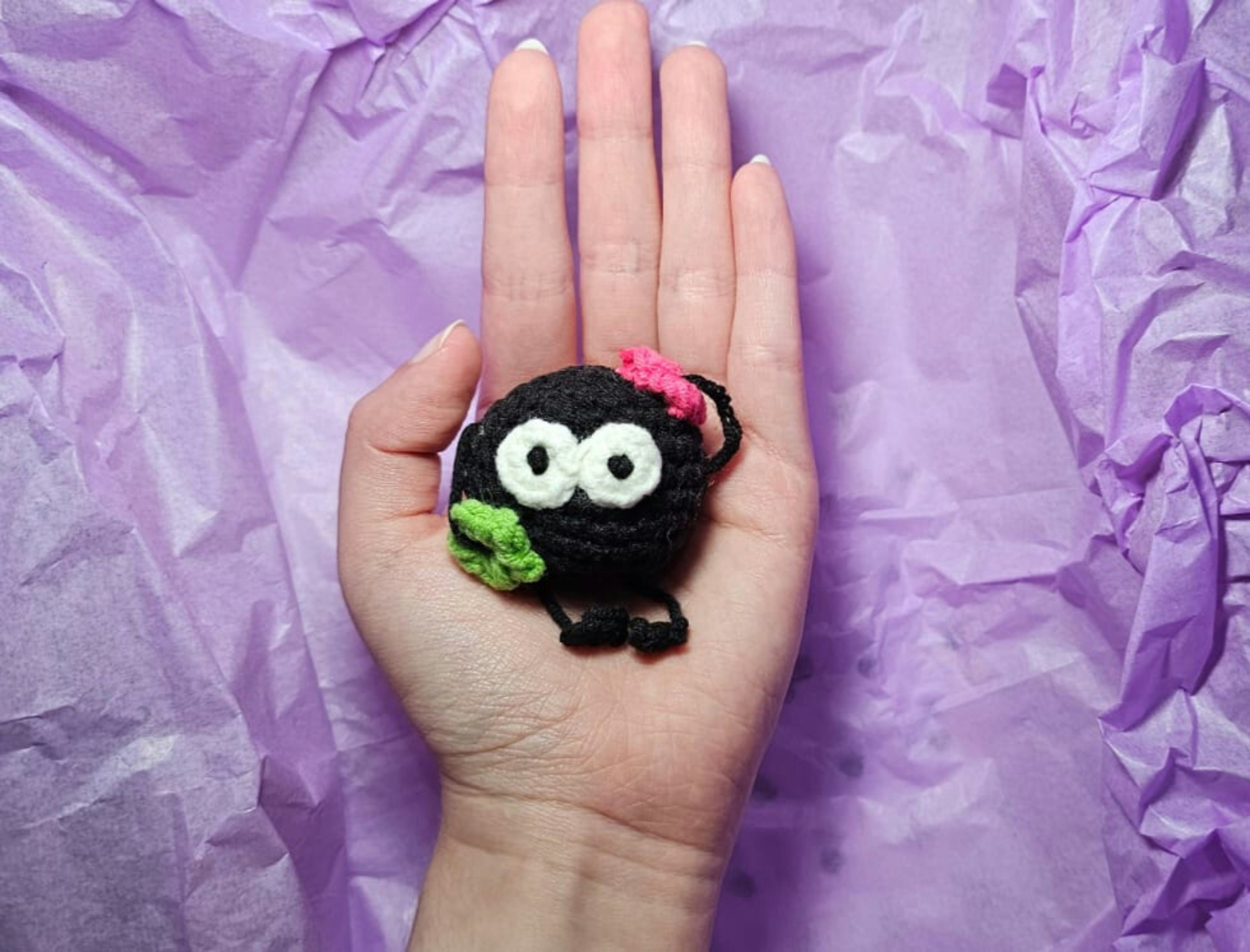 大きな目を持つかぎ針編みの黒い生き物