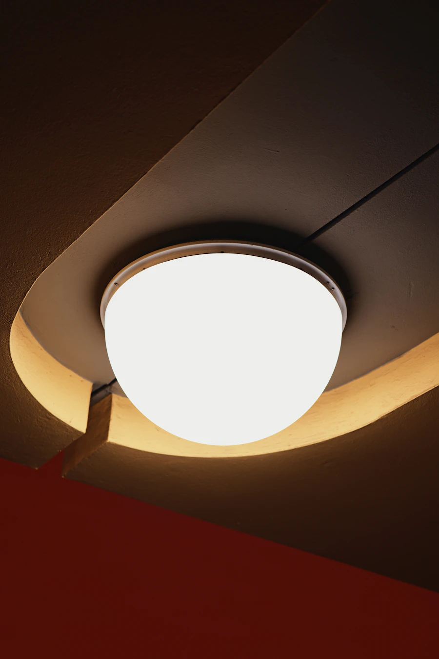Techo moderno con iluminación ambiental cálida