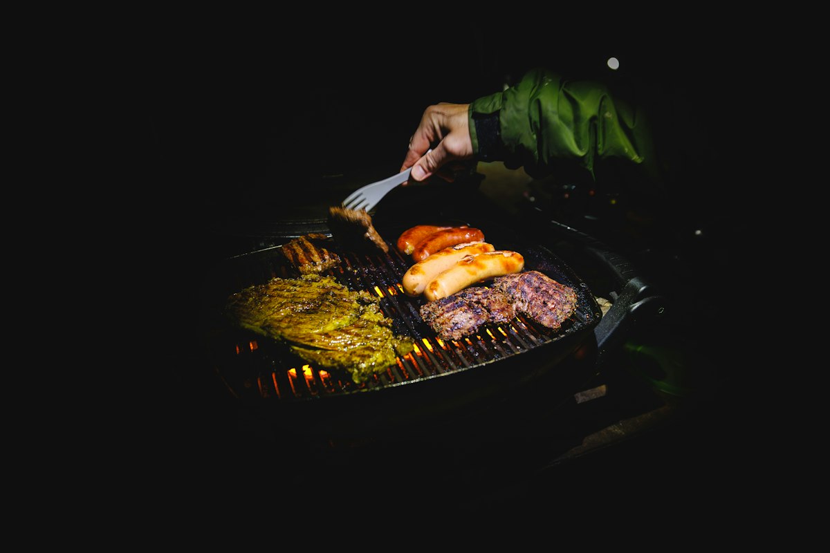 夜晚戶外烤肉聚會