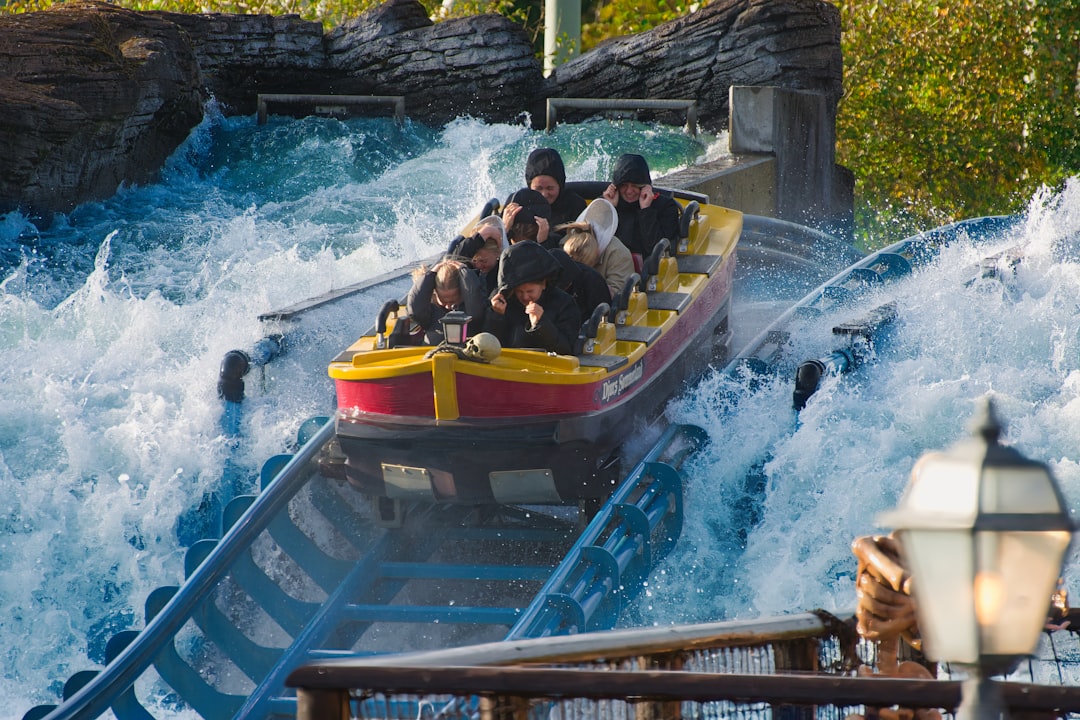 People on a thrilling water ride splashing water