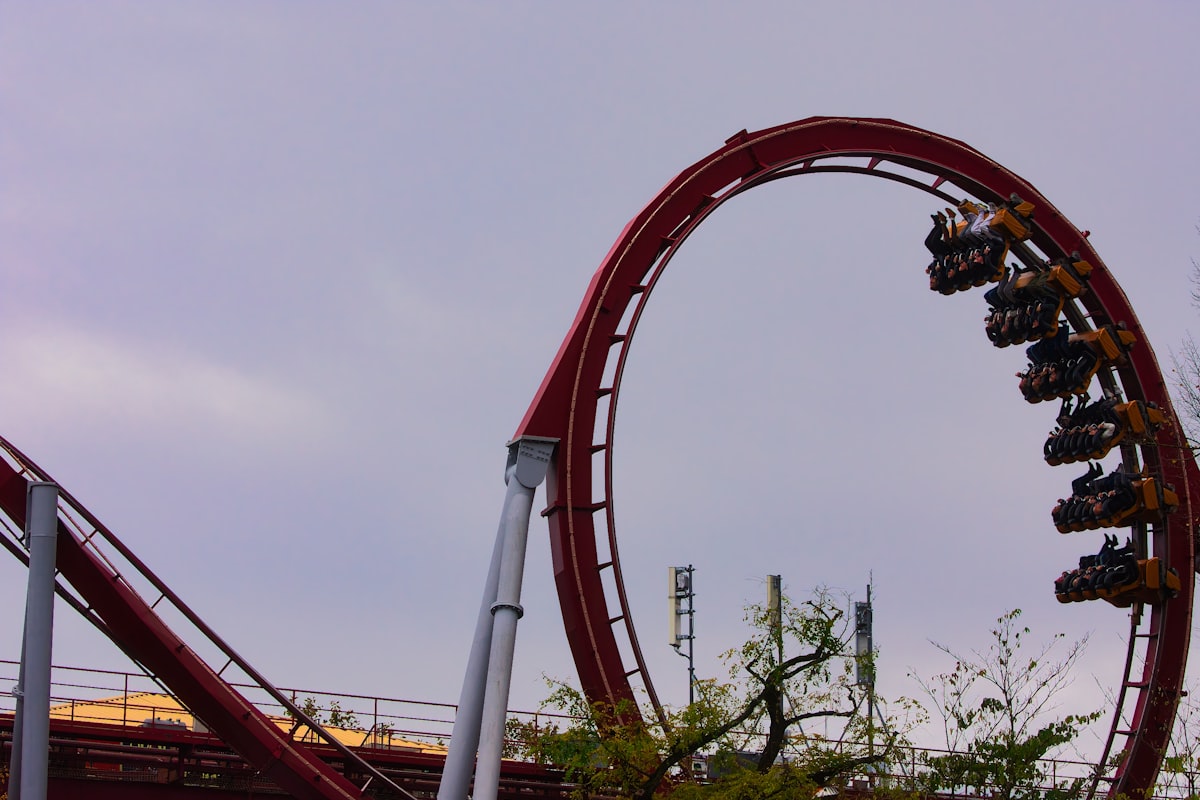 Rote Achterbahn mit Looping im europäischen Freizeitpark