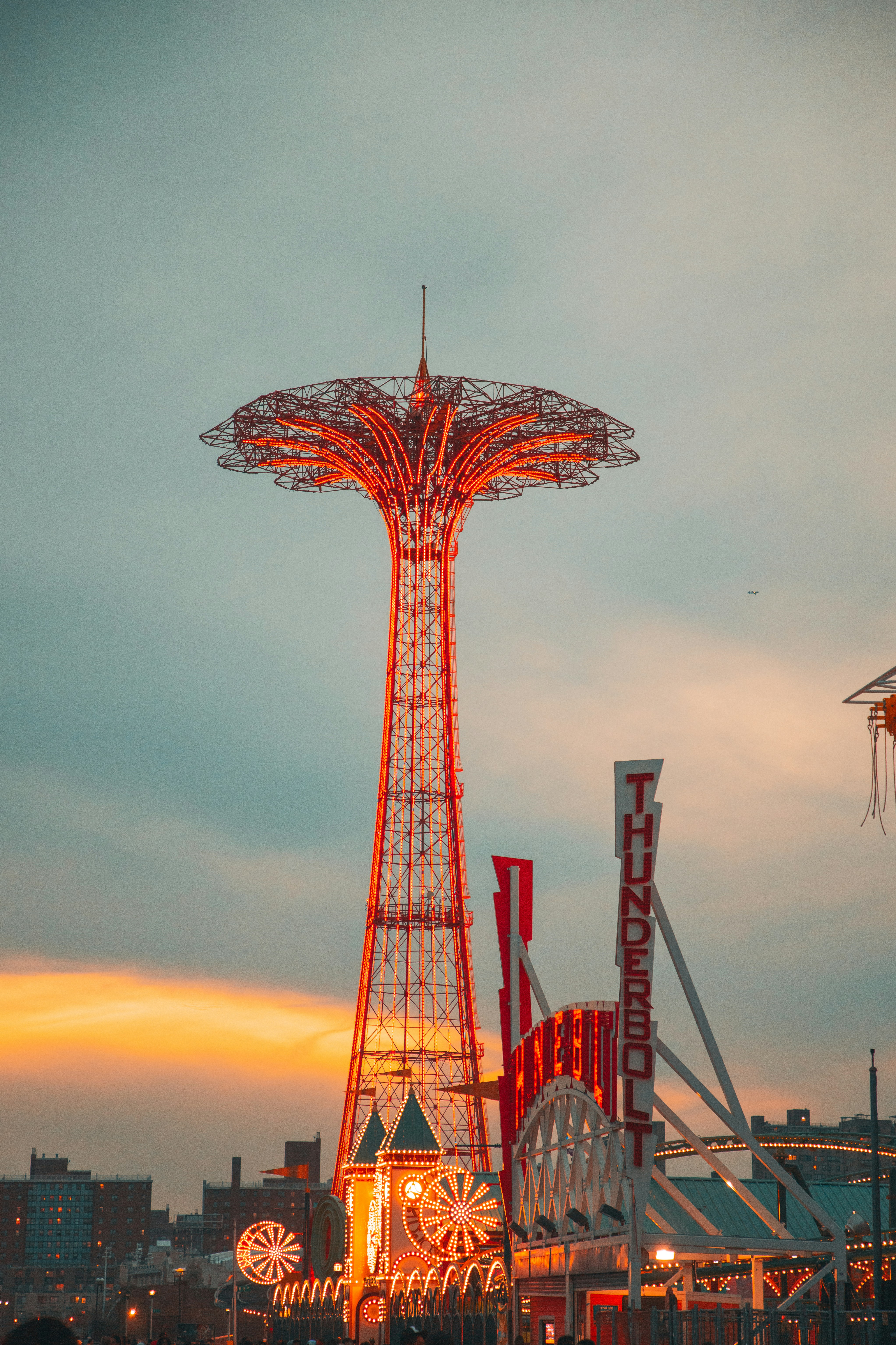 Der Turm des Vergnügungsparks leuchtet in der Abenddämmerung