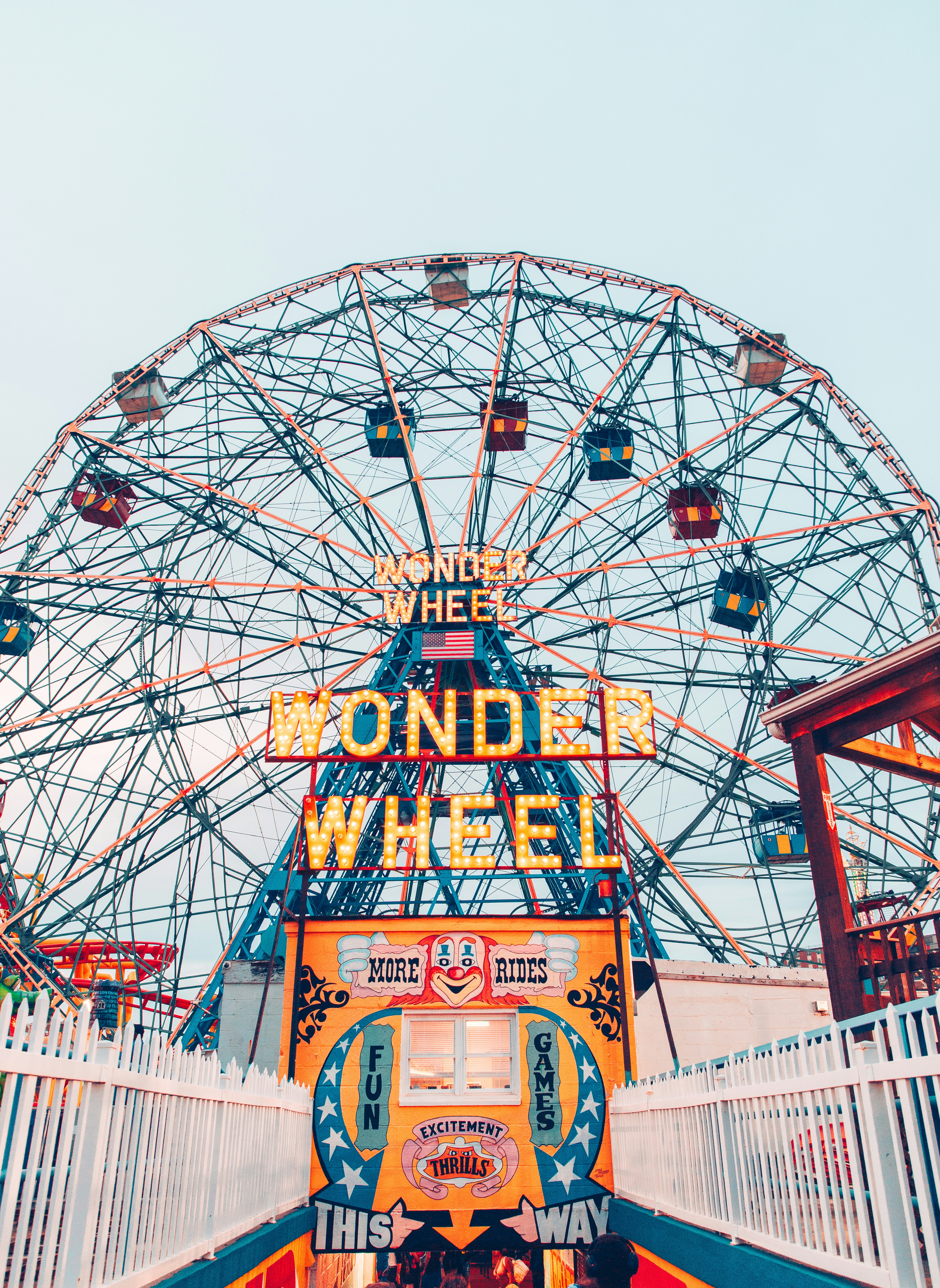 Riesenrad mit Wunderrad im Vergnügungspark