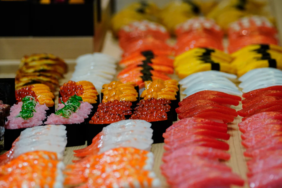 Platter sushi lengkap warna-warni di atas papan kayu