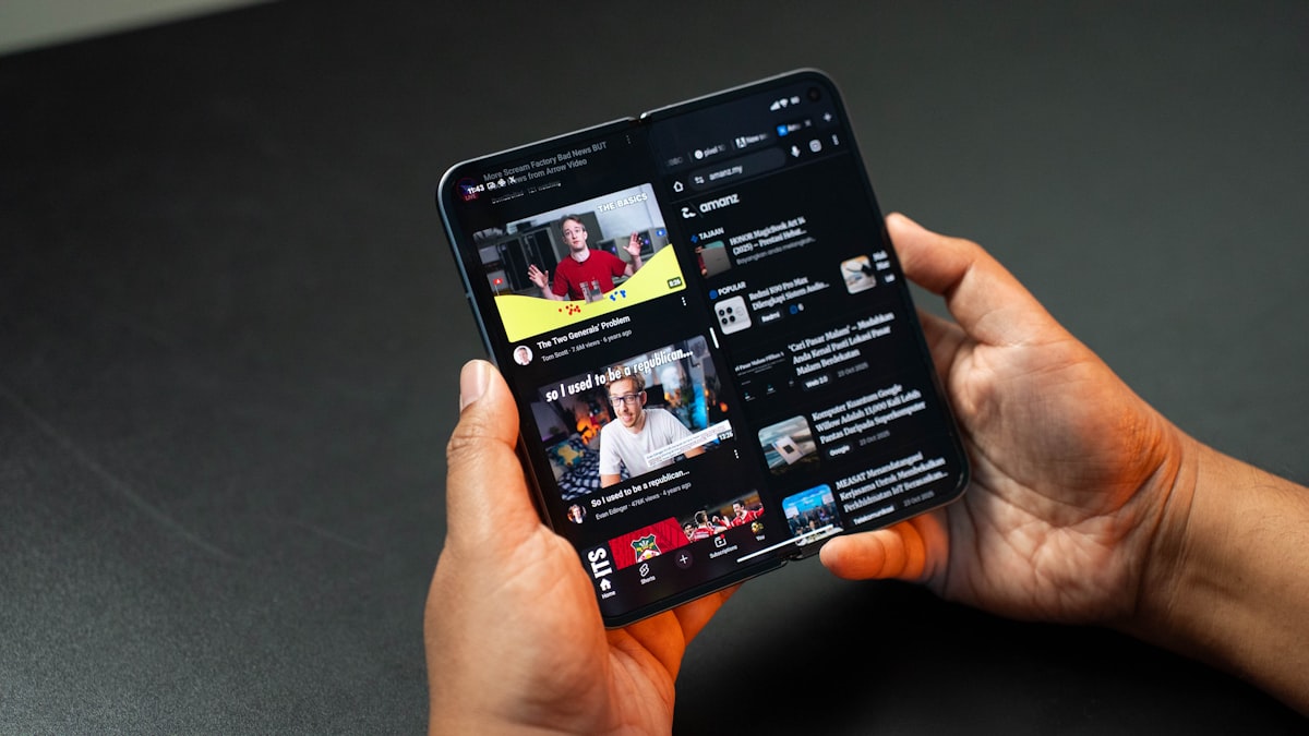スマートフォンで動画を視聴するイメージ