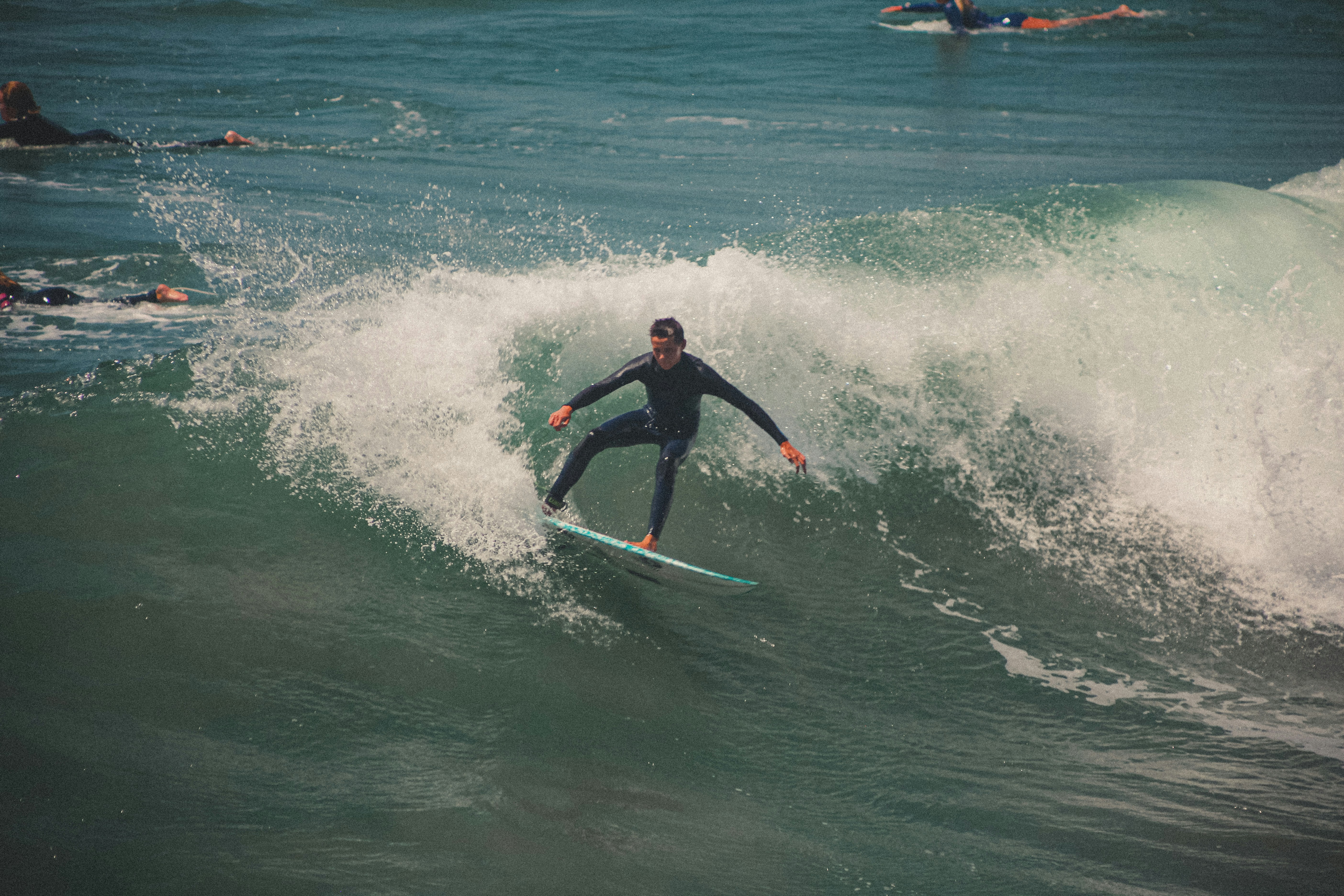 Surfer reitet eine Welle am Strand