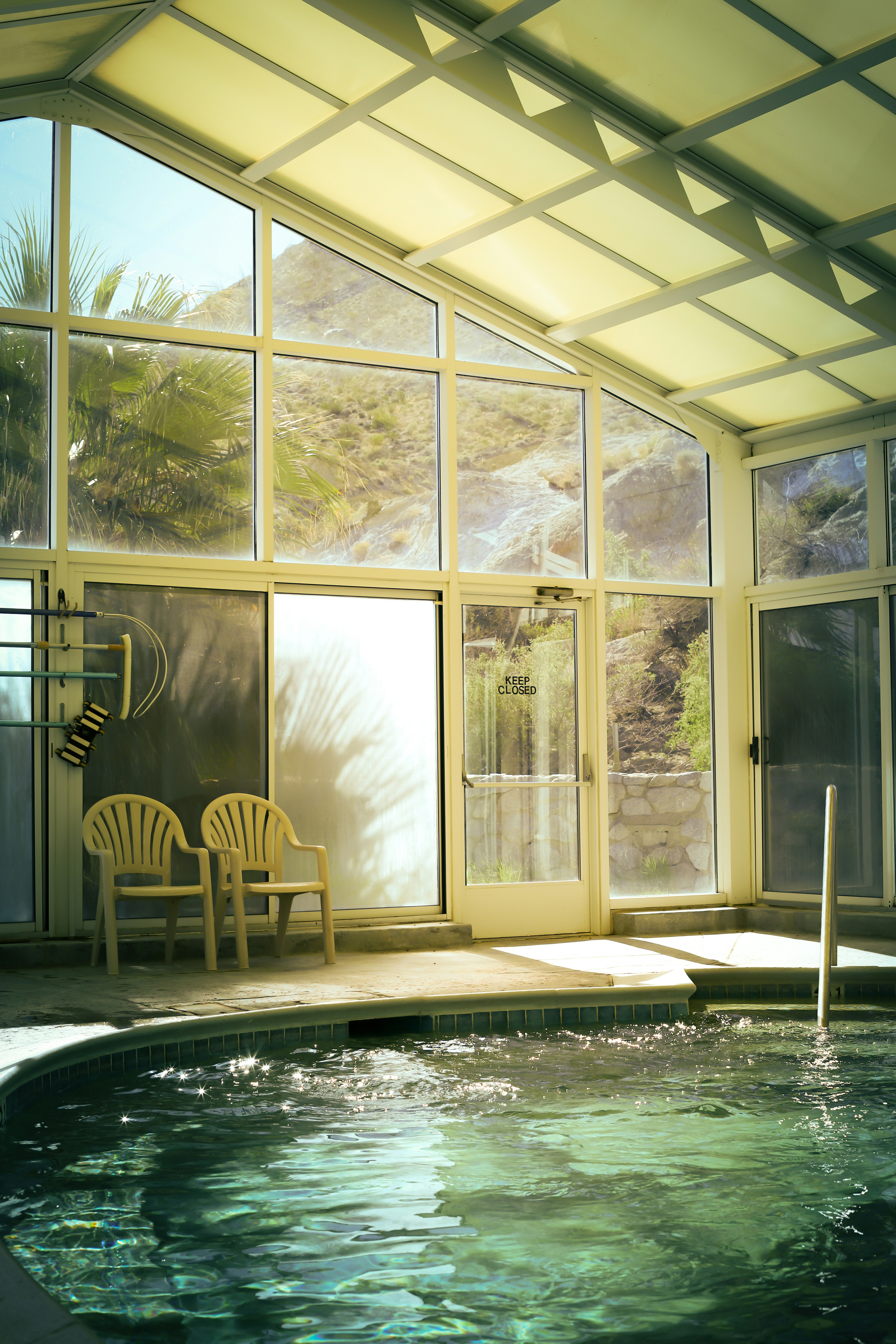 Whirlpool im Innenbereich mit Blick auf die Berge durch Glaswände