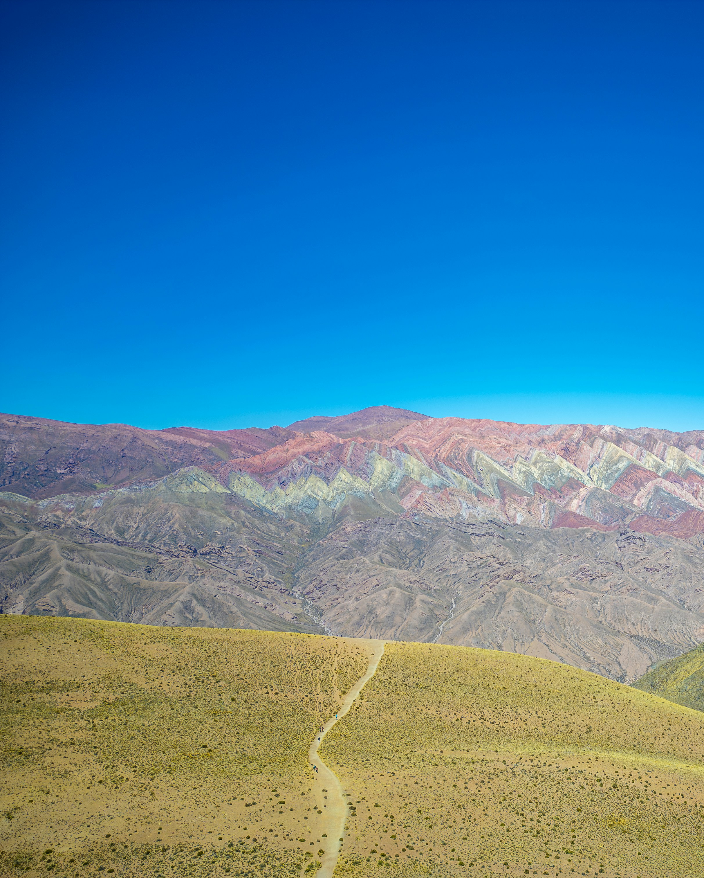 Montagne colorate sotto un cielo azzurro e limpido