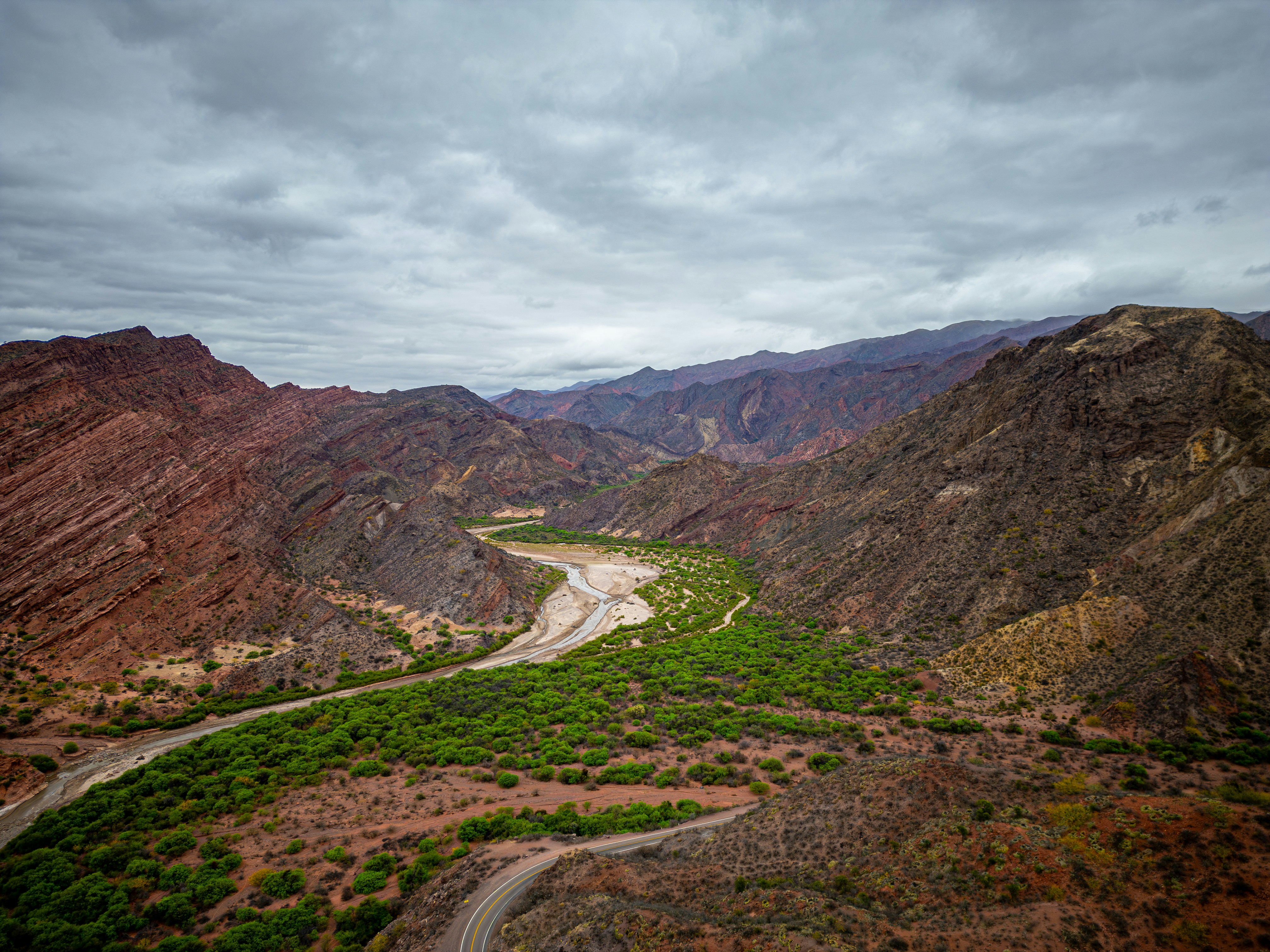 Fiume tortuoso attraverso un colorato paesaggio di canyon nel deserto.