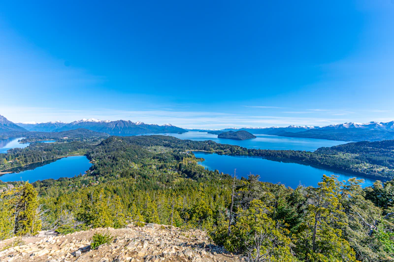 Lagos e florestas da região de Bariloche vistos de um mirante, com a cordilheira ao fundo