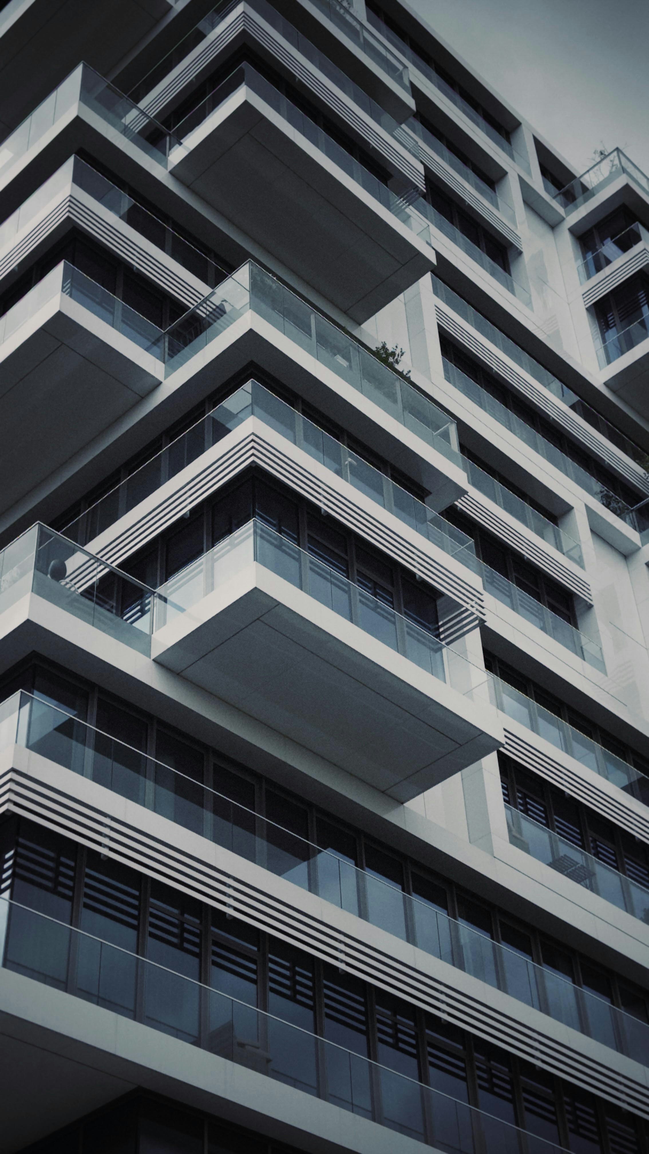 Klassische Backstein-Reihenhäuser mit gepflegten Vorgärten in einer städtischen Umgebung.